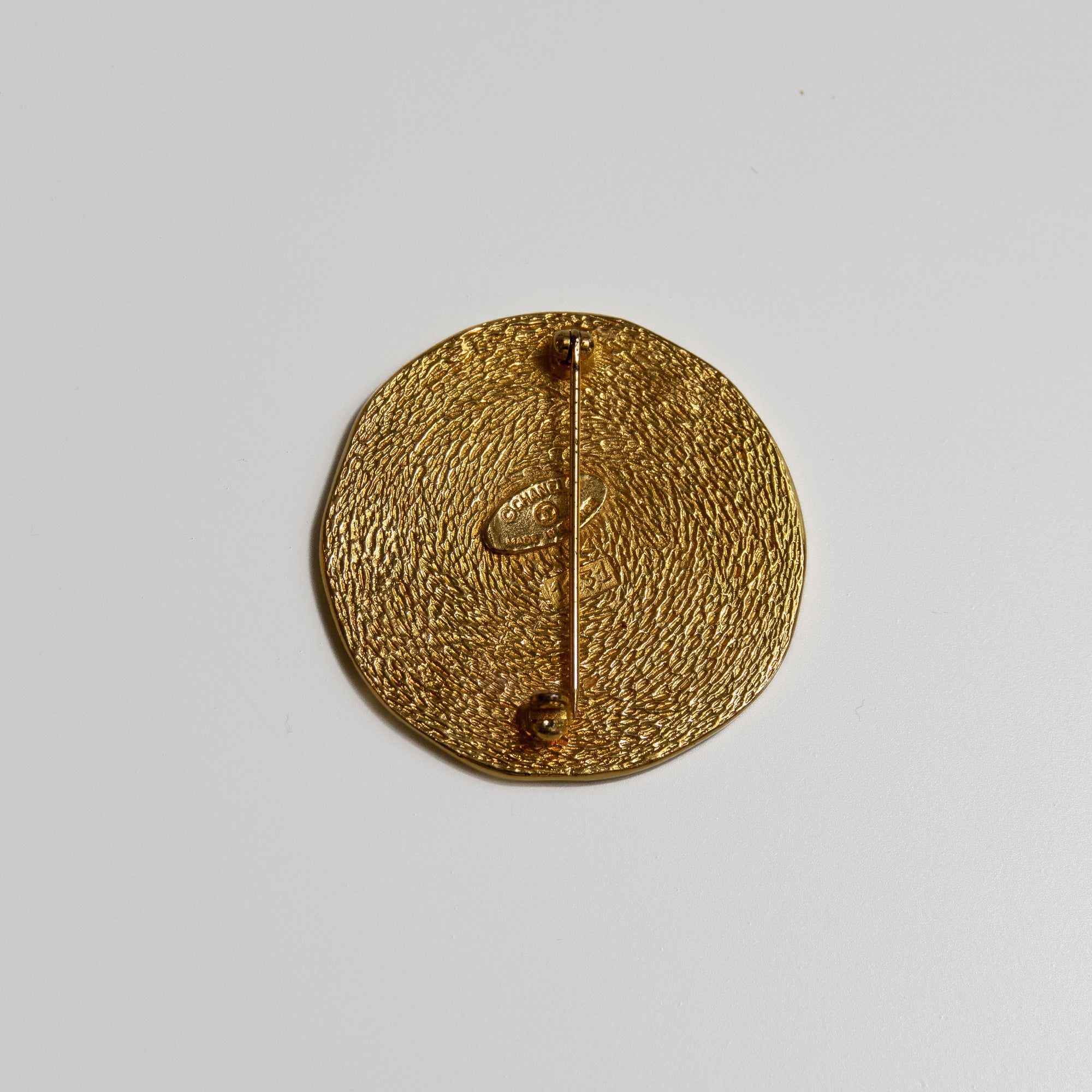 Chanel Broche ronde gold Lola Collective