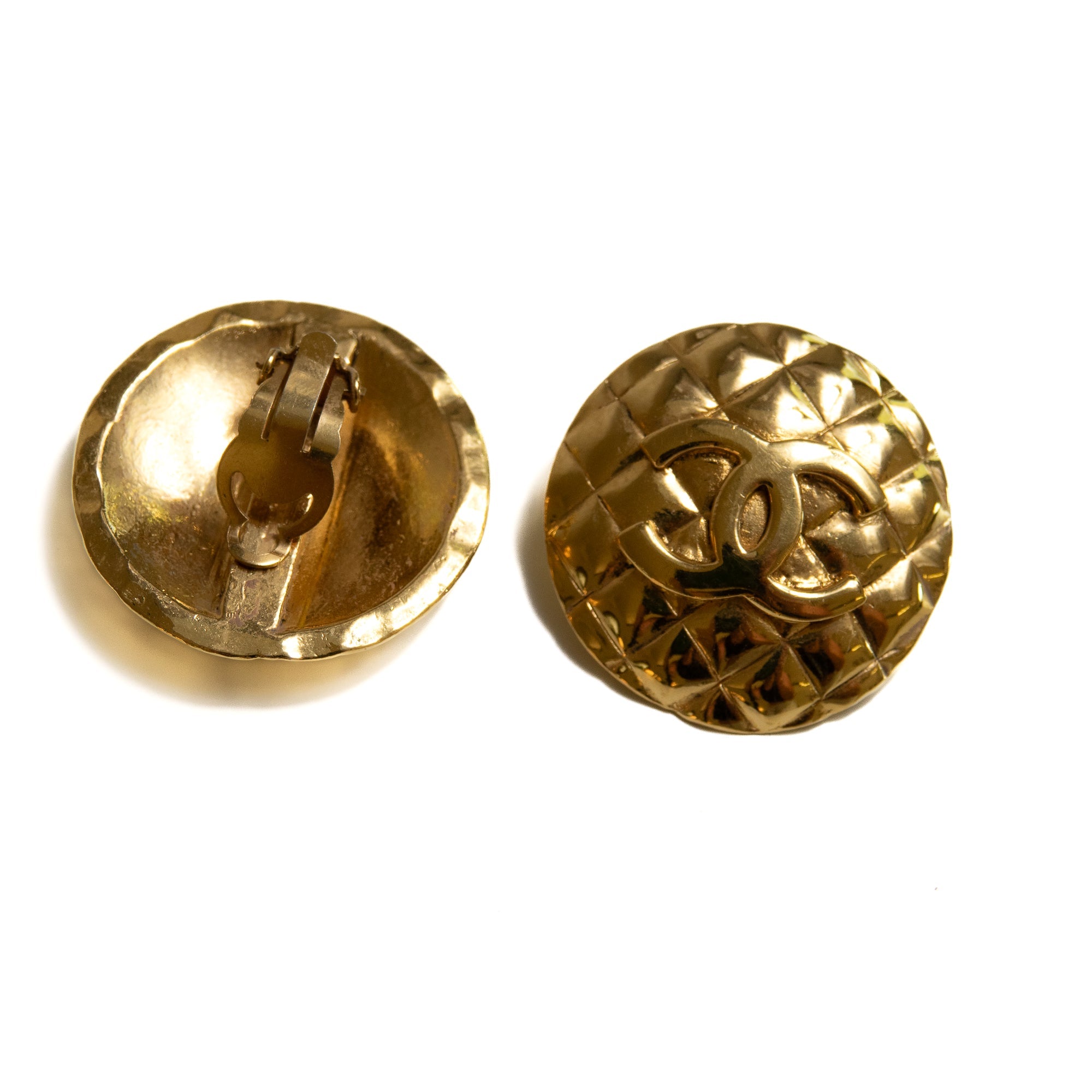 Chanel Boucles d’oreilles CC matelassées — Plaqué or 24K Lola Collective