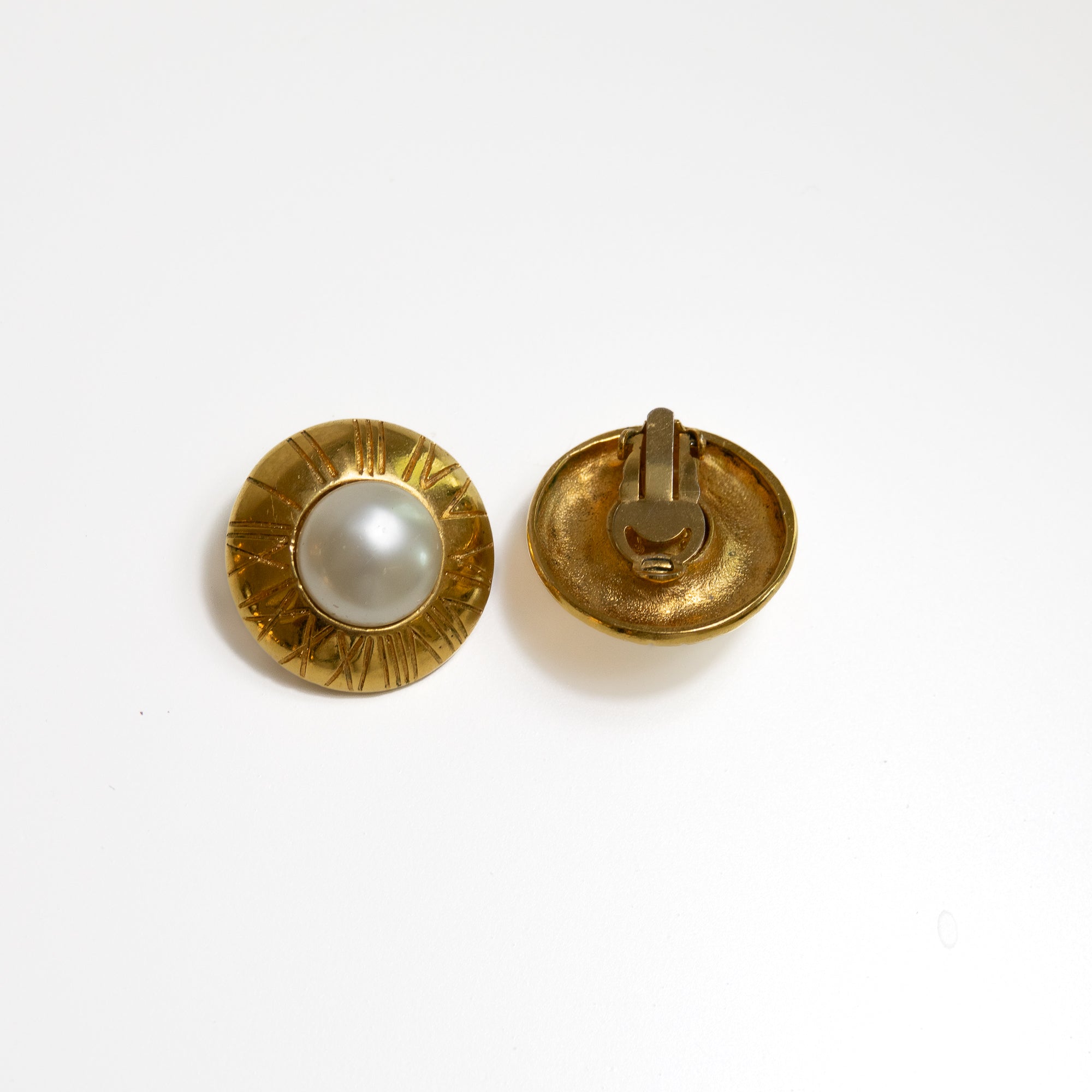 Chanel Boucles d'oreilles gold et perles Lola Collective