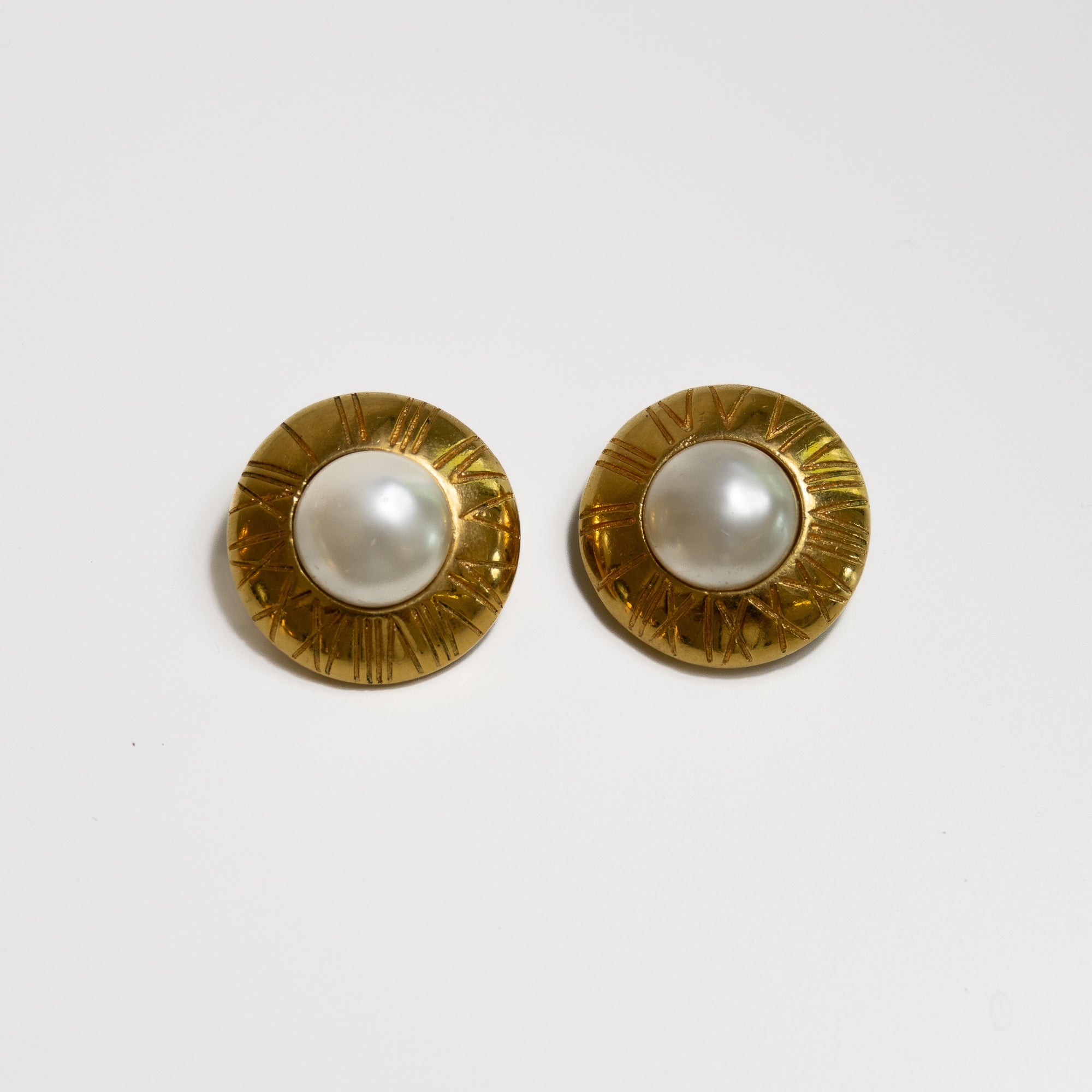 Chanel Boucles d'oreilles gold et perles Lola Collective
