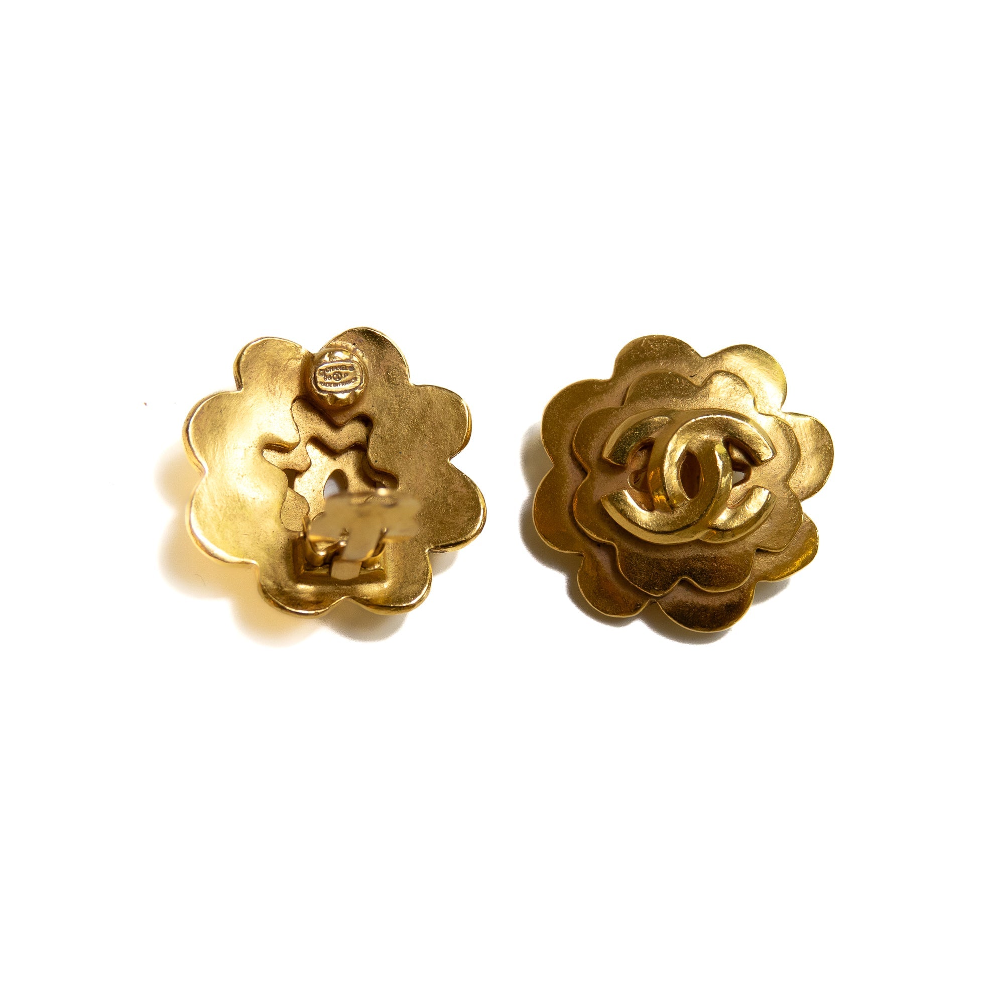 Chanel Boucles d’oreilles Camélia CC — Plaqué or 24K Lola Collective