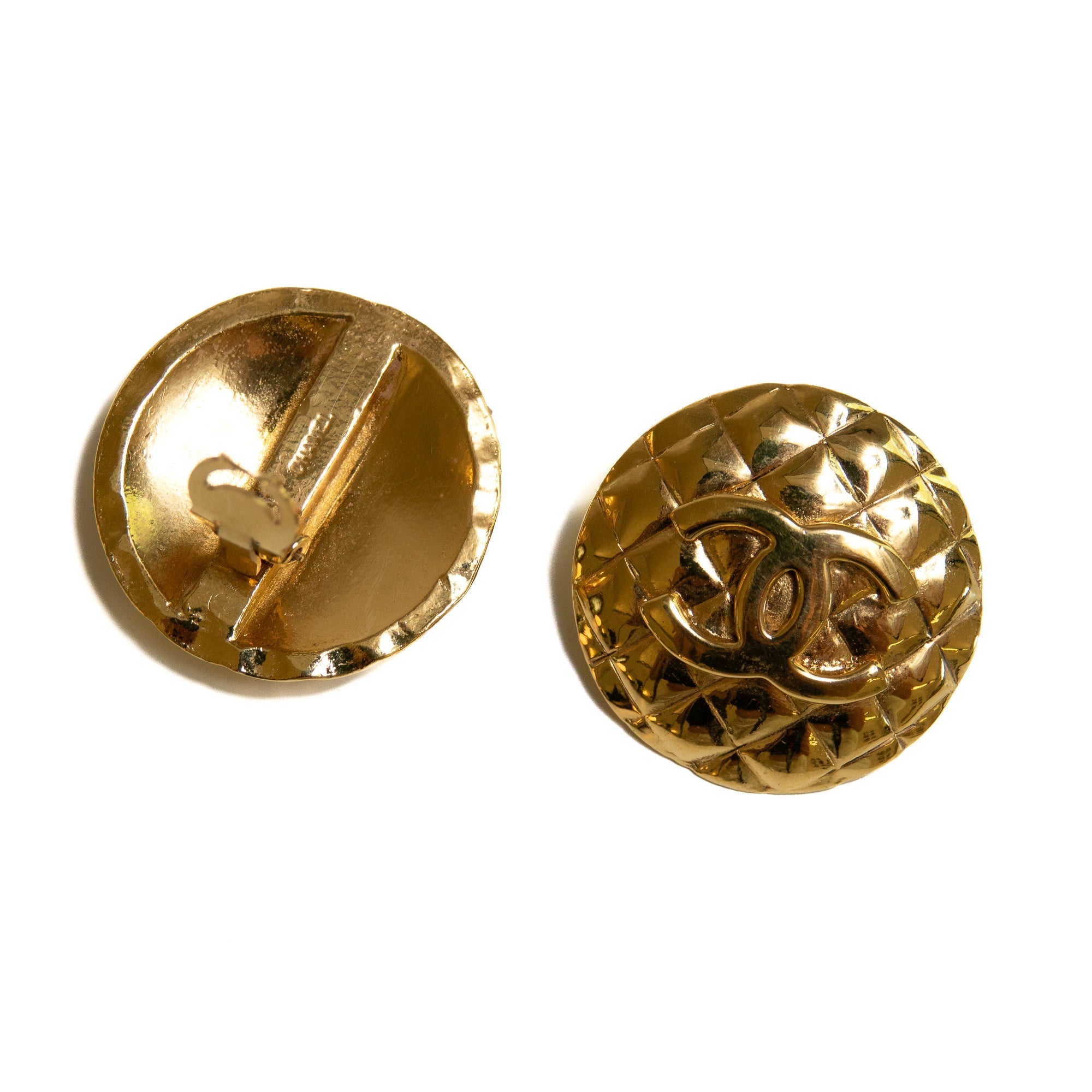Chanel Boucles d’oreilles CC matelassées — Plaqué or 24K Lola Collective