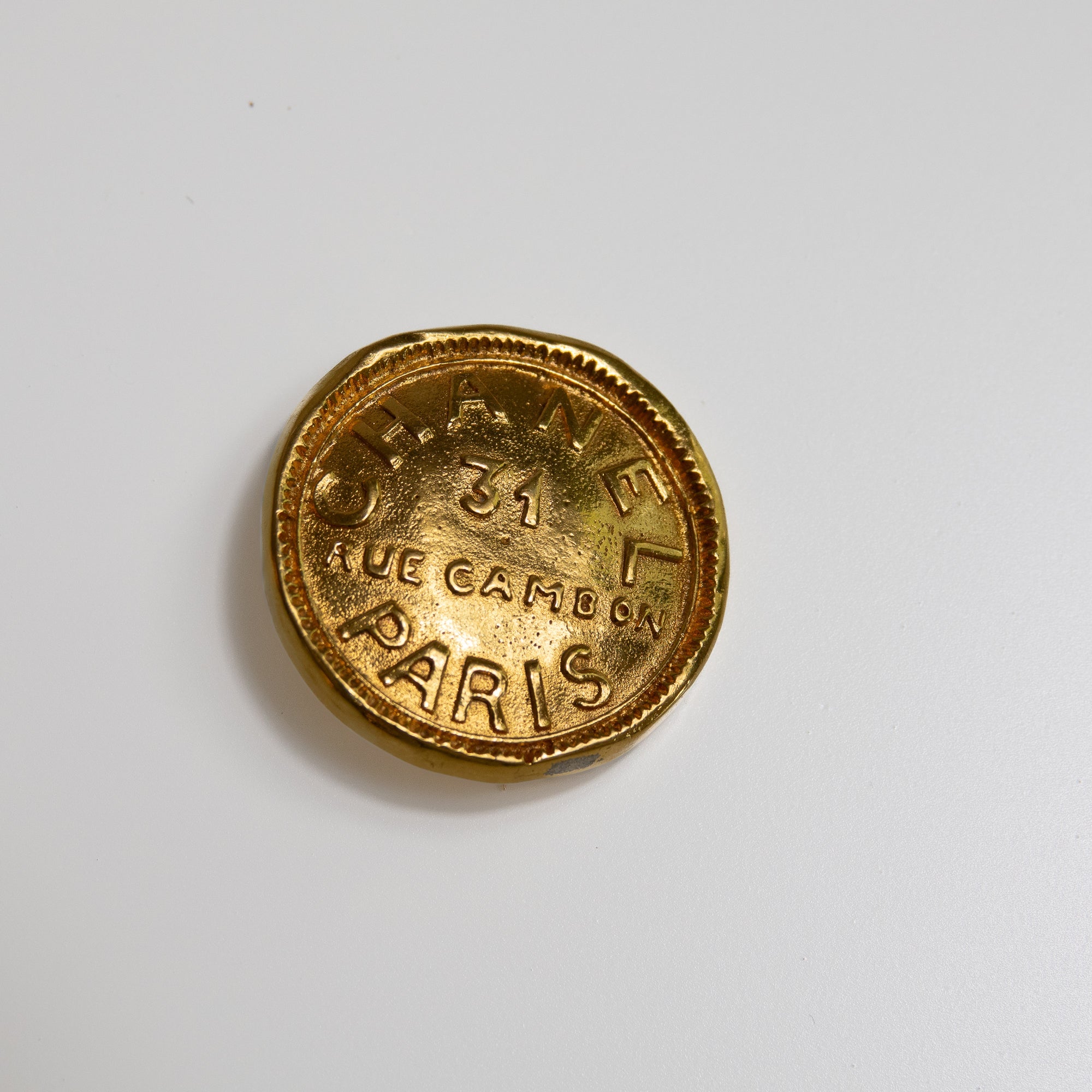 Broche Chanel 31 Rue Cambon Paris en métal doré Lola Collective