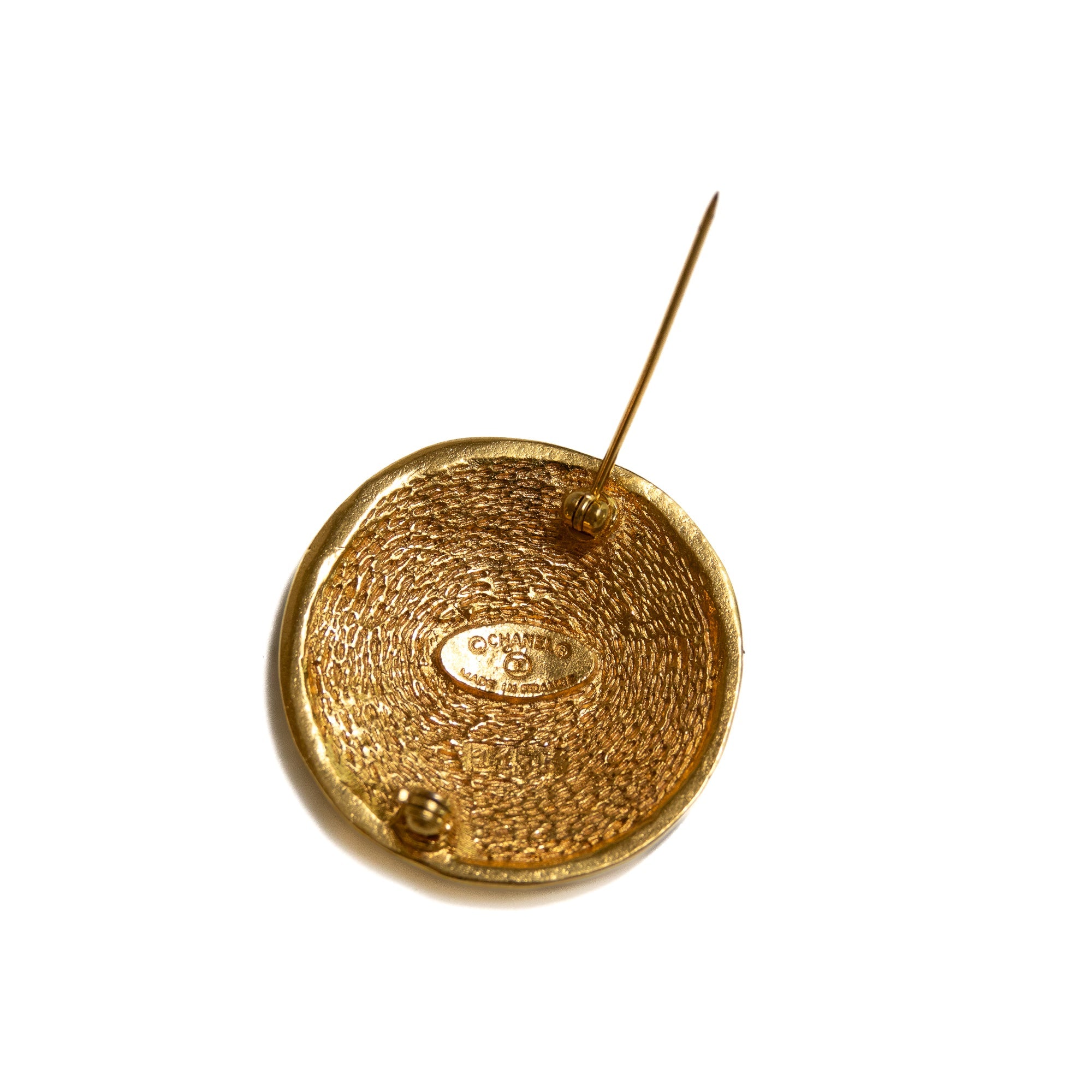 Broche Chanel bouton « 31 Rue Cambon Paris » — Plaqué or 24K Lola Collective
