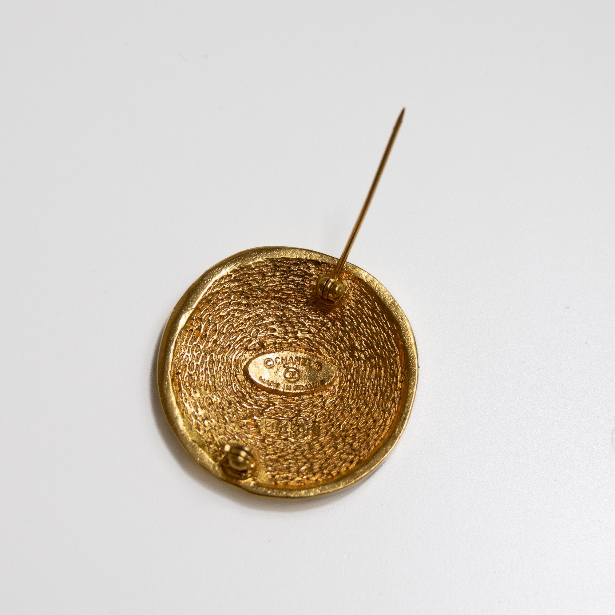 Broche Chanel 31 Rue Cambon Paris en métal doré Lola Collective