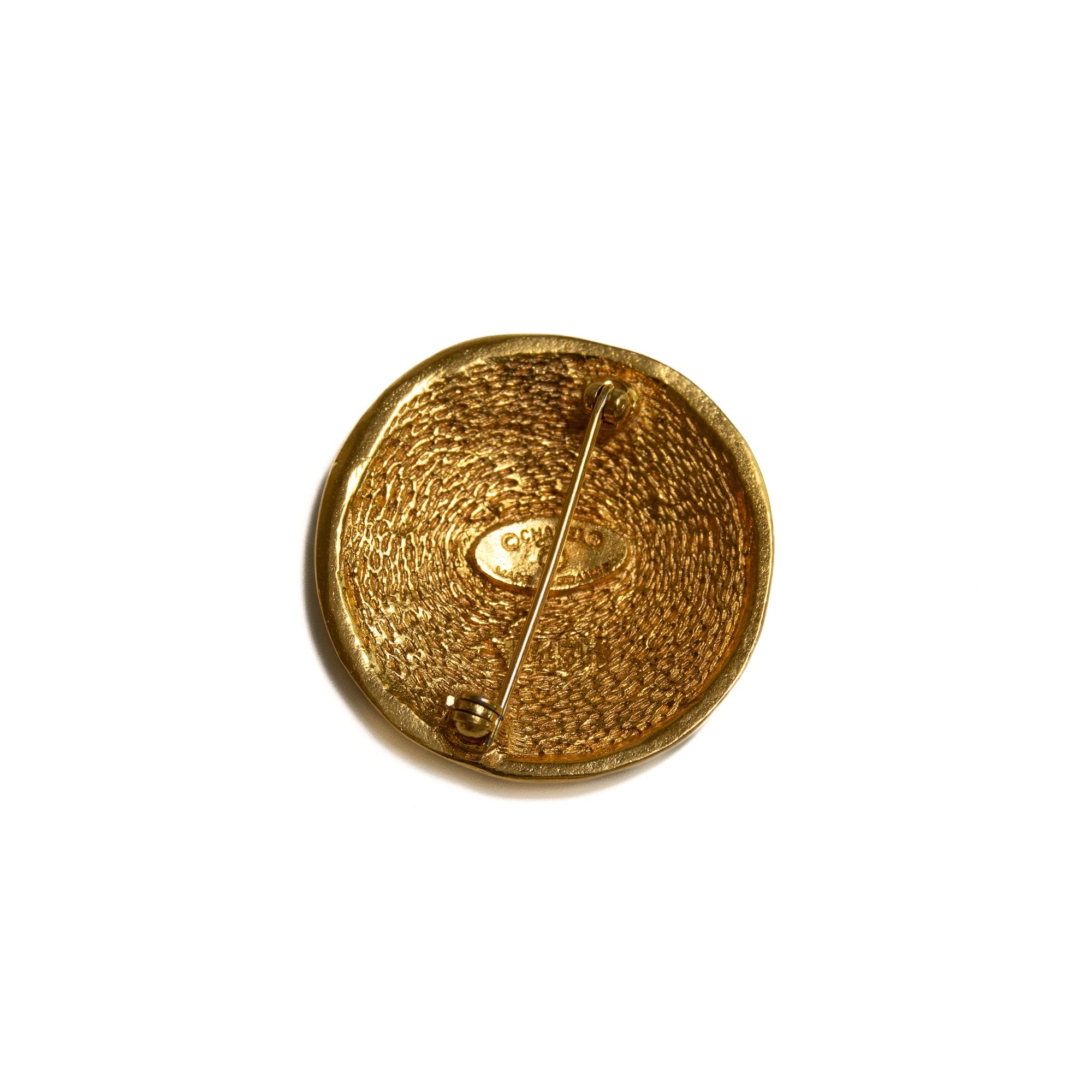 Broche Chanel bouton « 31 Rue Cambon Paris » — Plaqué or 24K Lola Collective