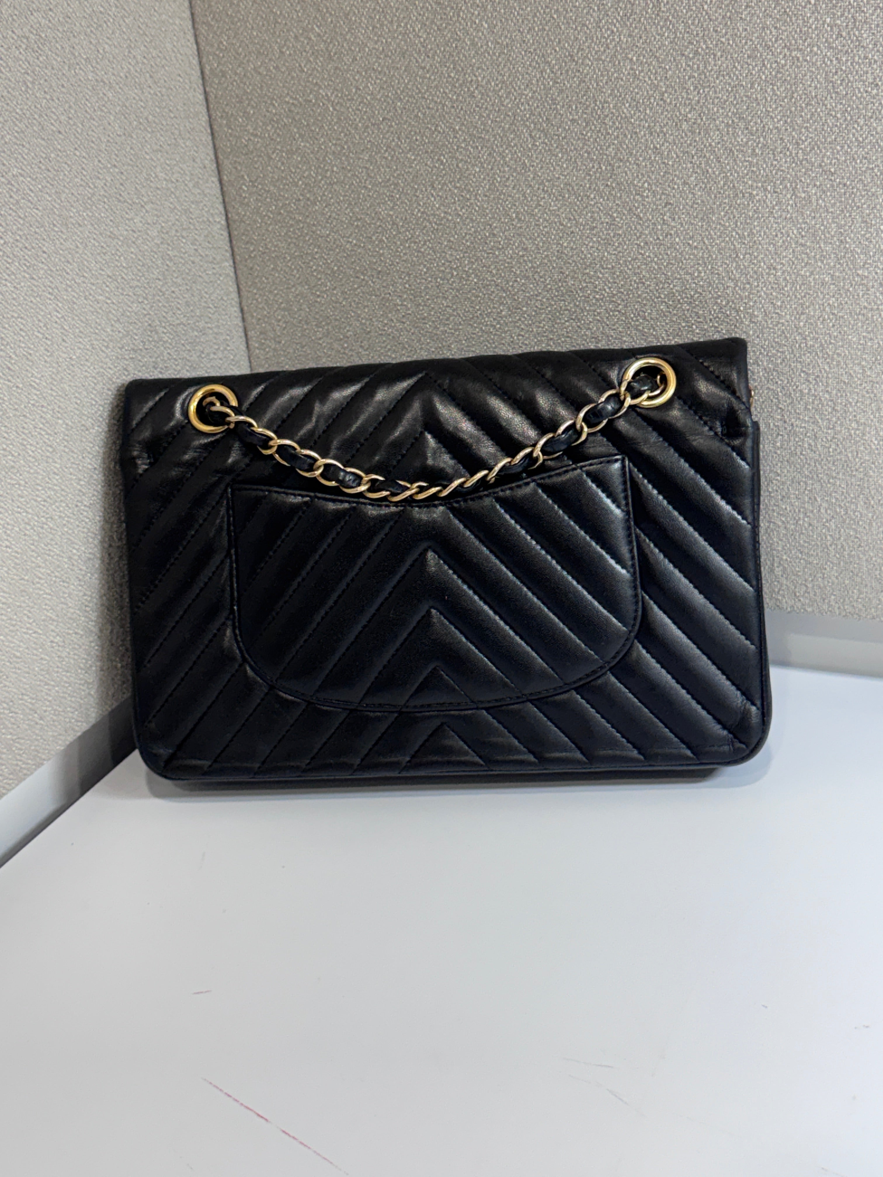 AG0326-33 Chanel Classic chevron medium agneau noir Lola Collective