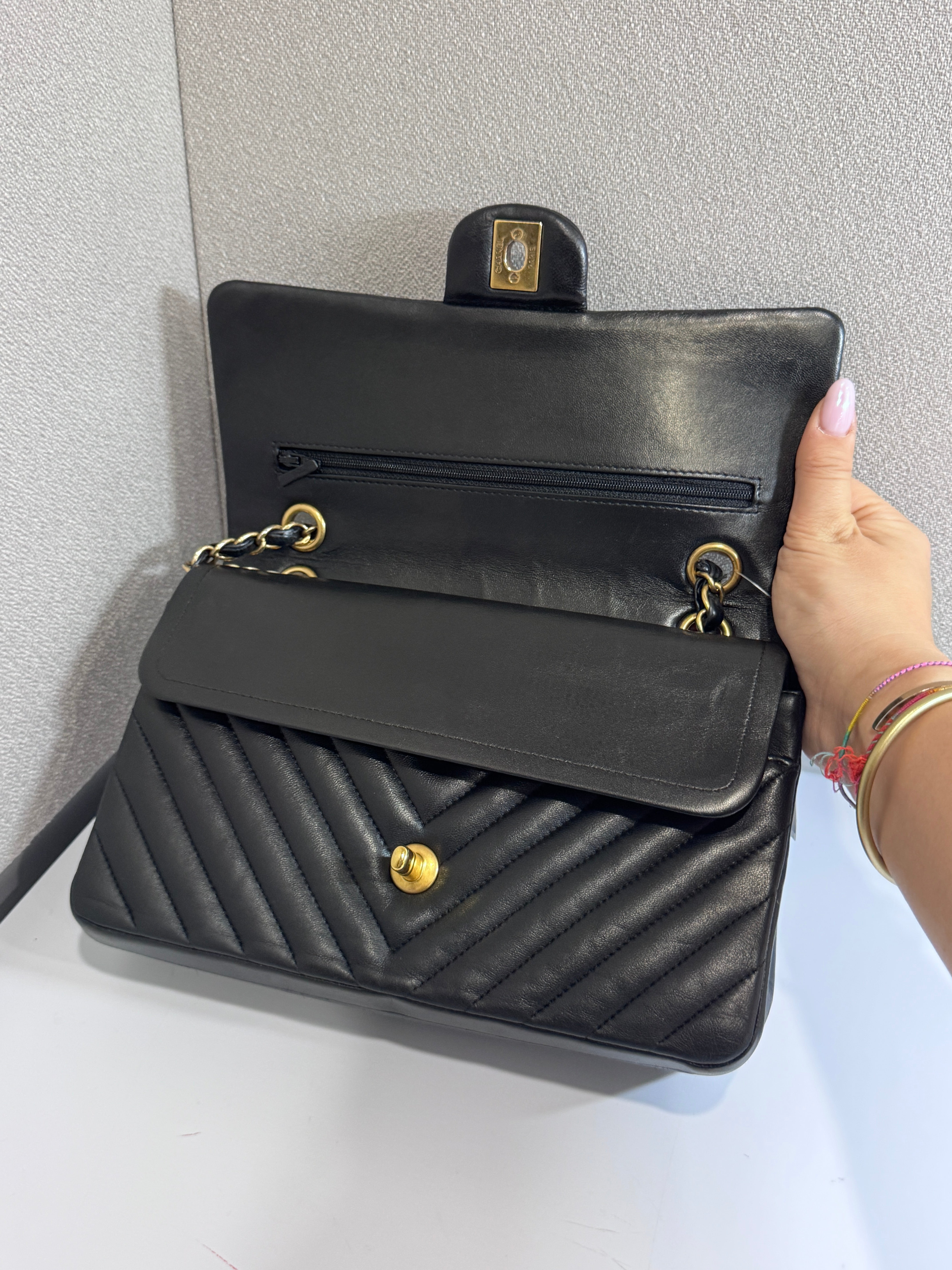 AG0326-33 Chanel Classic chevron medium agneau noir Lola Collective