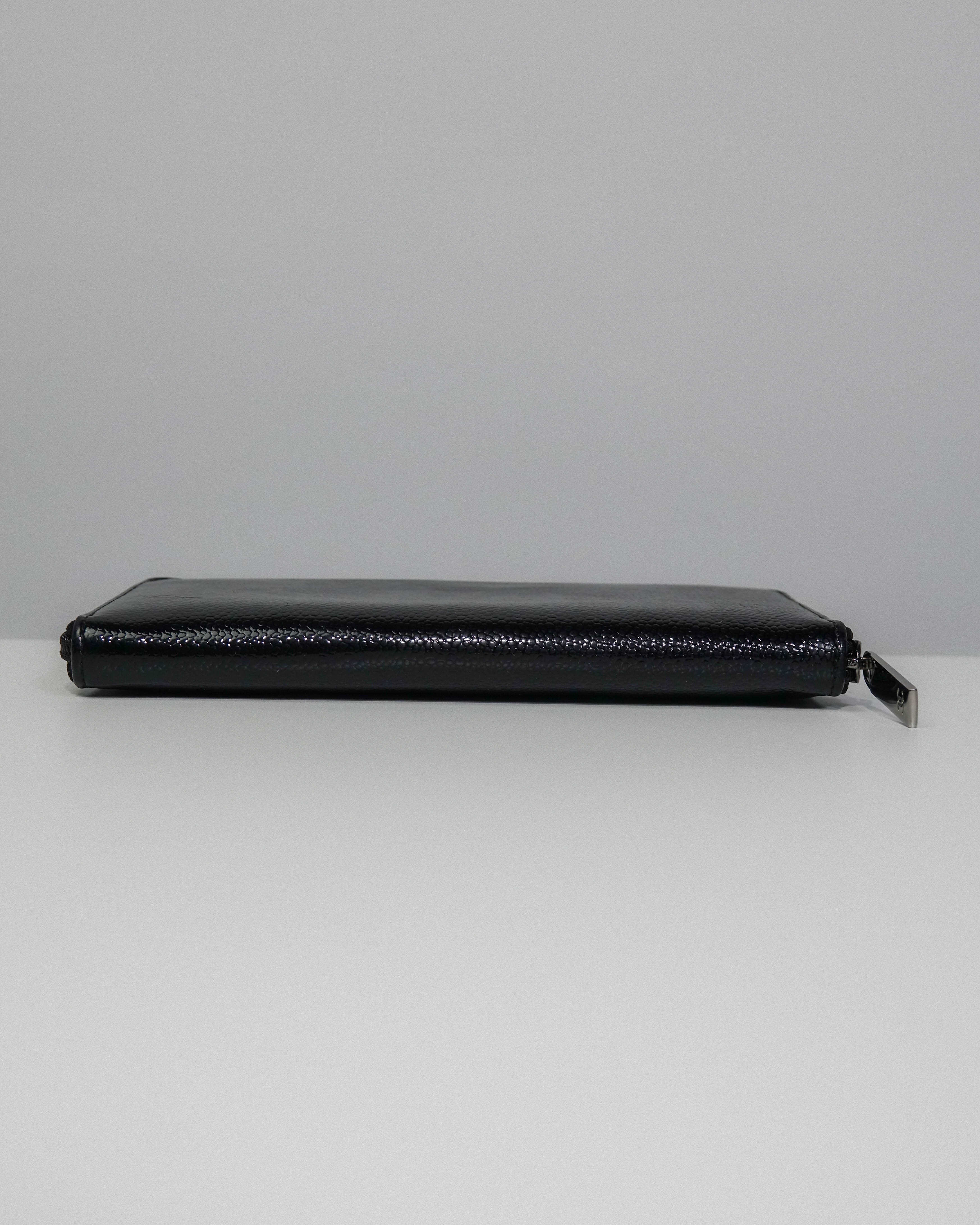 Chanel portefeuille noir en cuir caviar Lola Collective