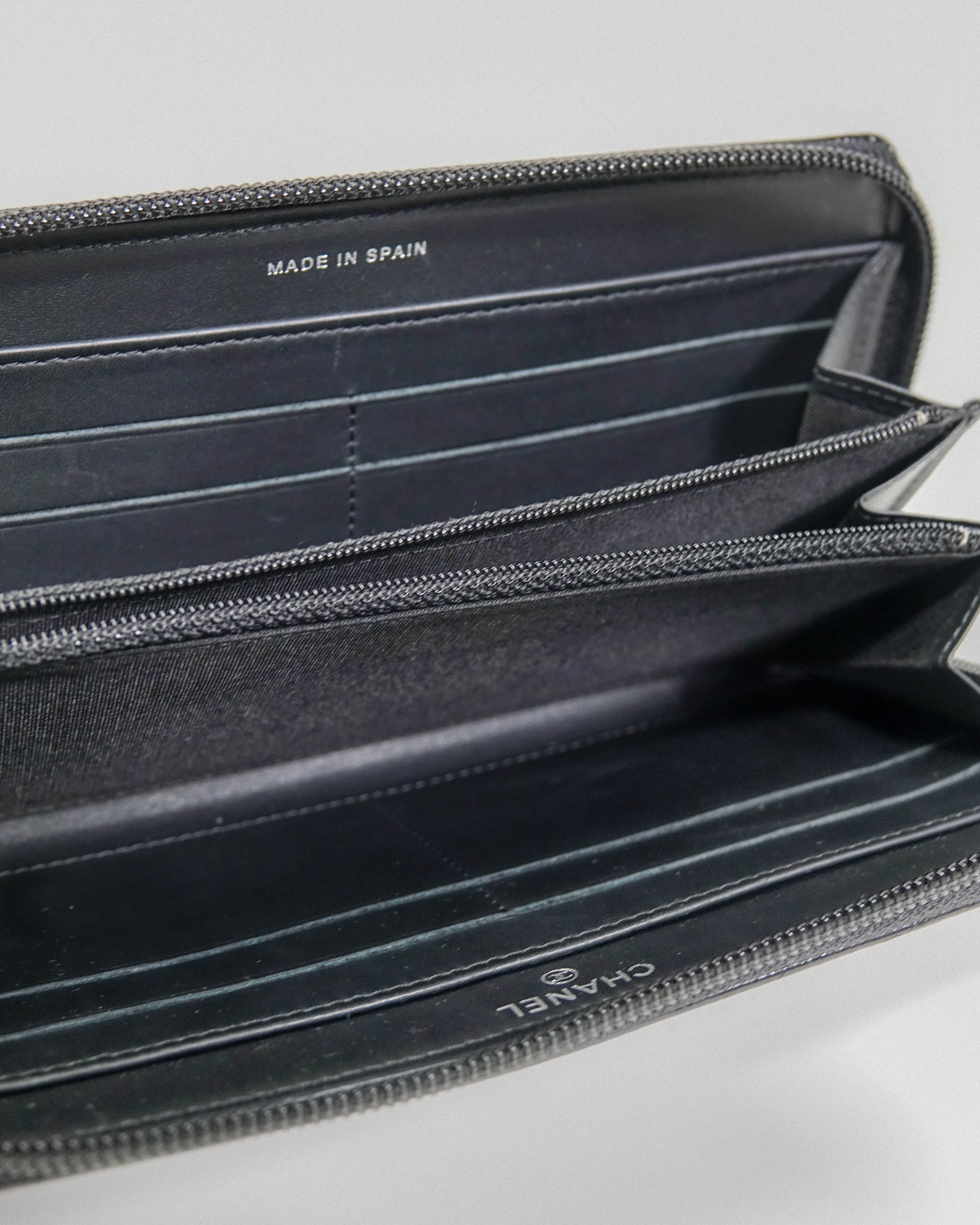 Chanel portefeuille noir en cuir caviar Lola Collective