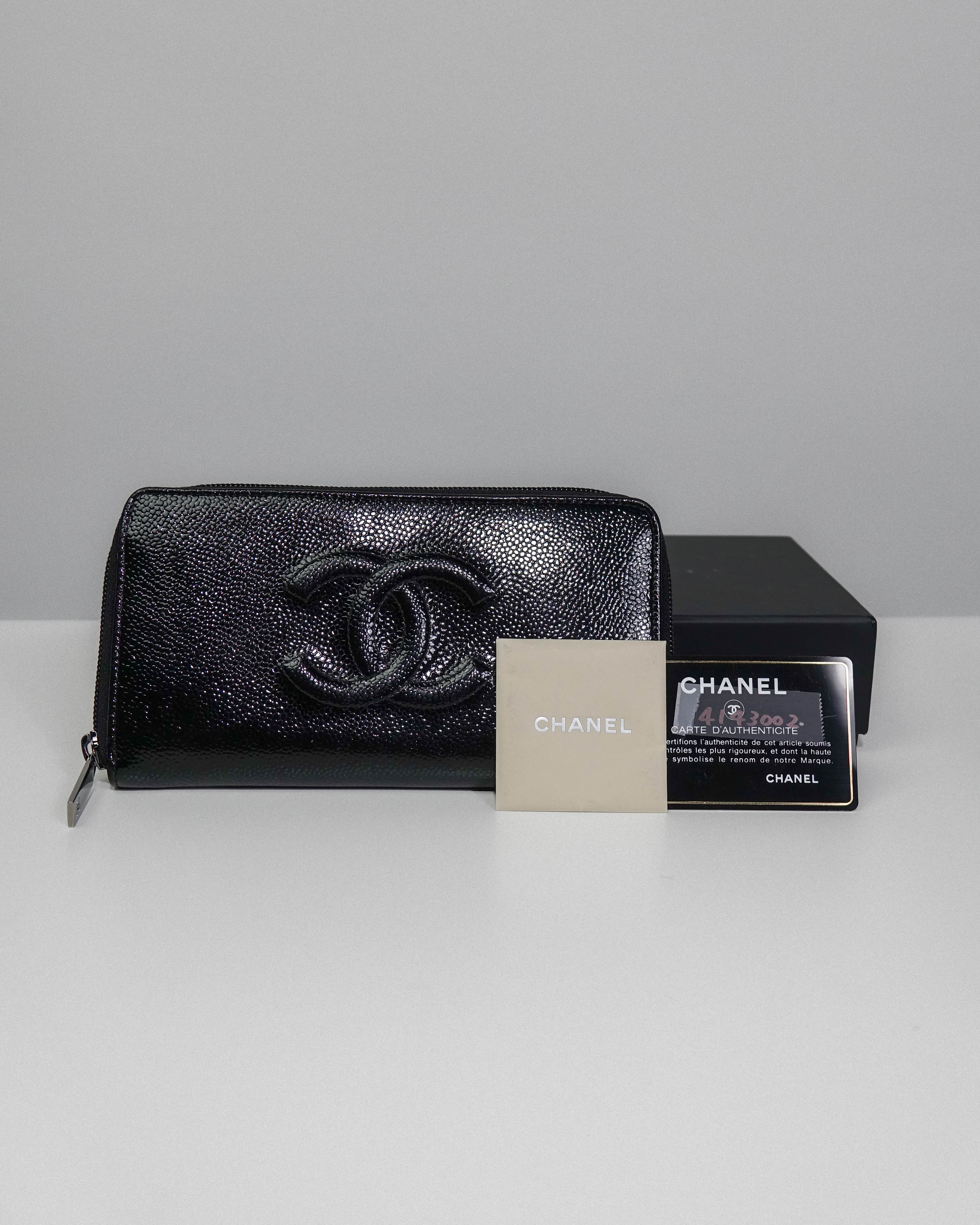 Chanel portefeuille noir en cuir caviar Lola Collective