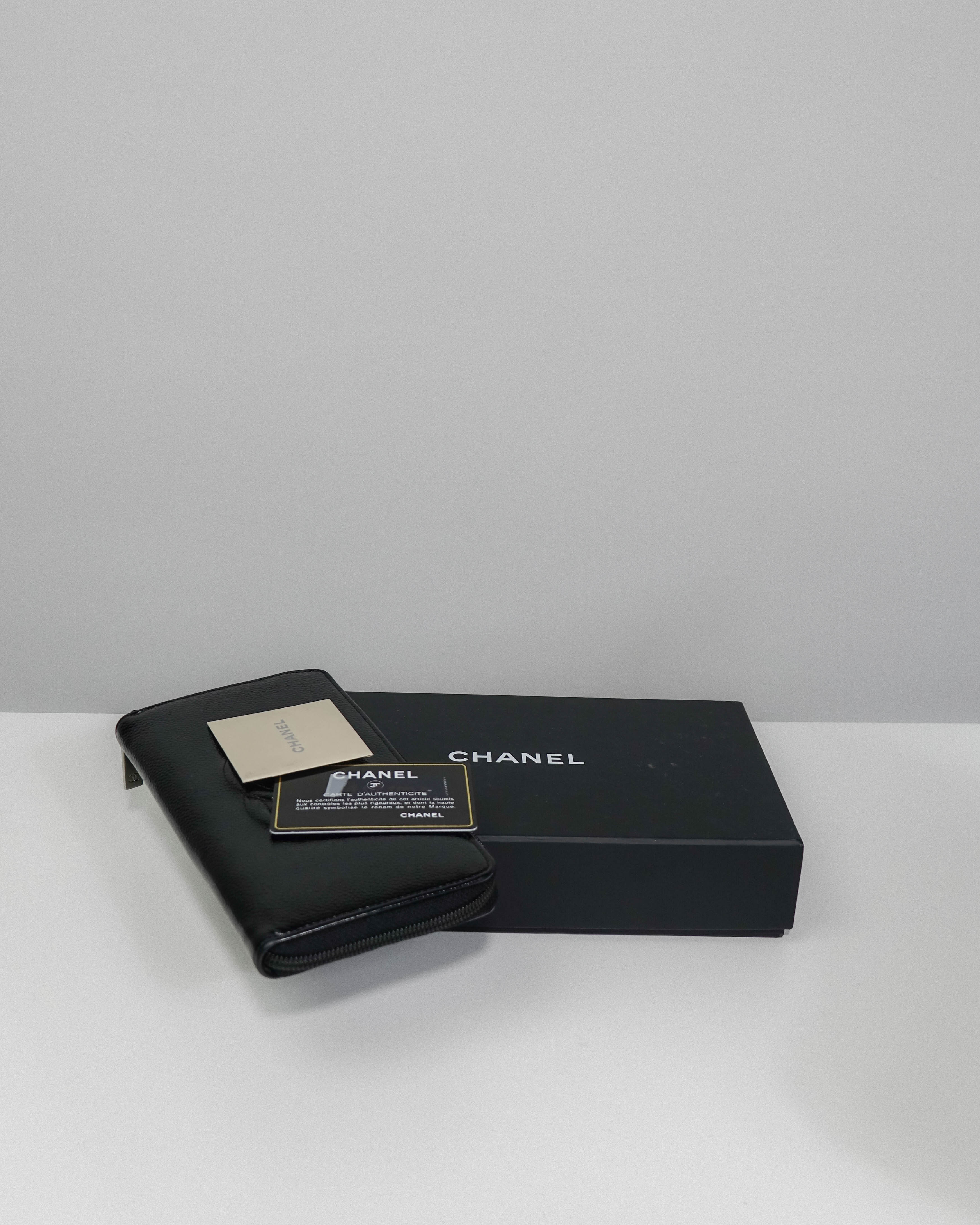 Chanel portefeuille noir en cuir caviar Lola Collective