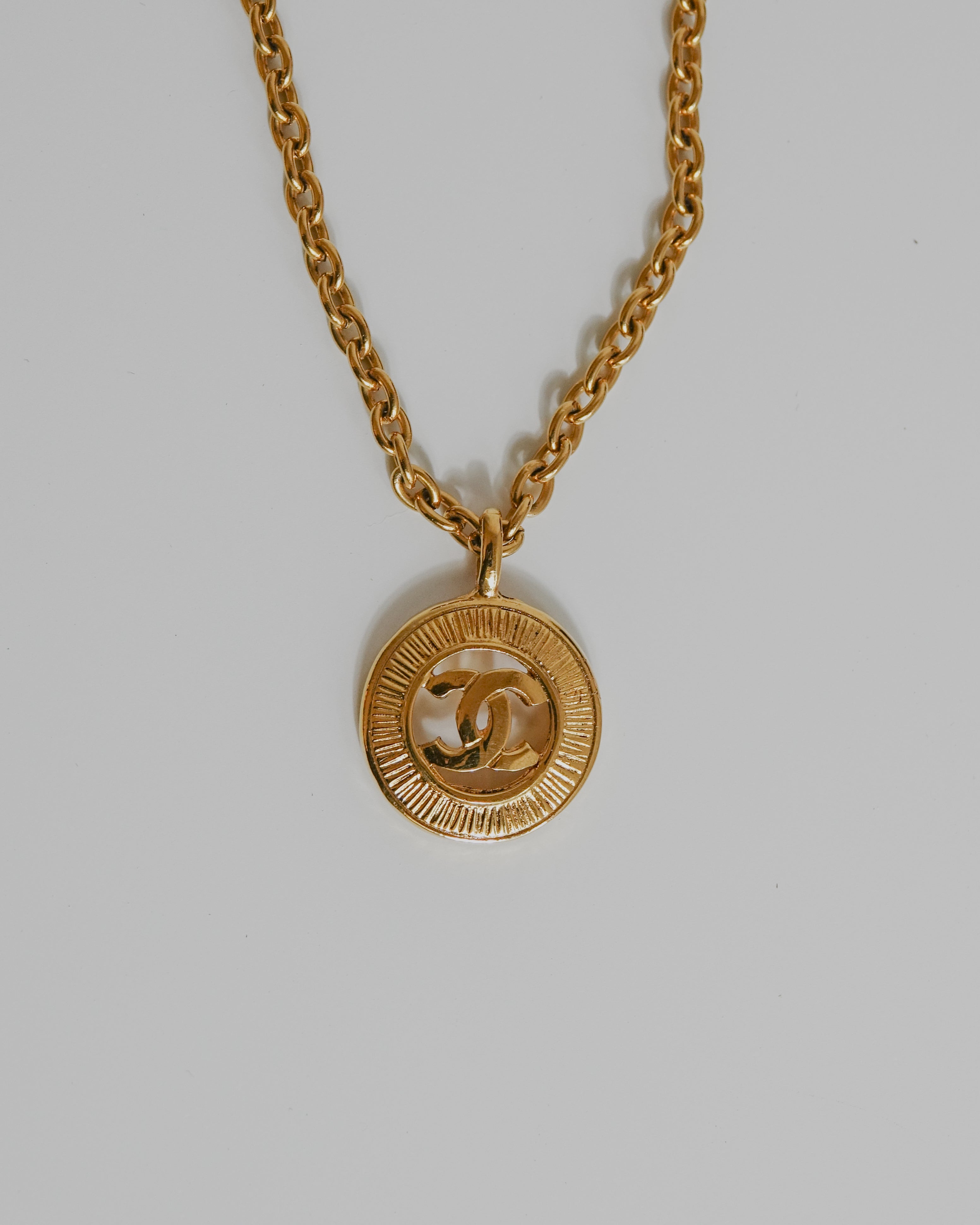 Collier Chanel Circle logo motif rond doré Lola Collective