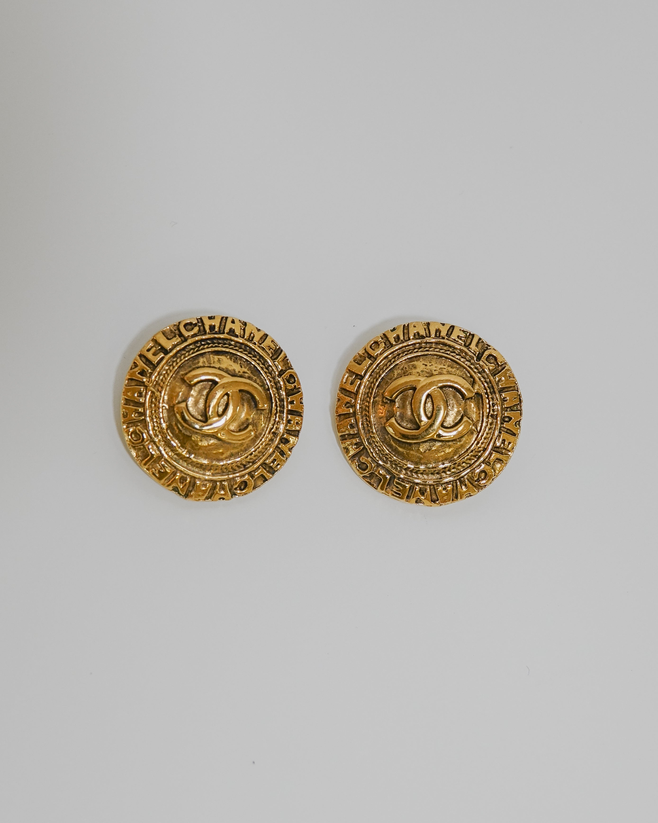 Boucles d'oreilles Double C & Écritures – Chanel Lola Collective