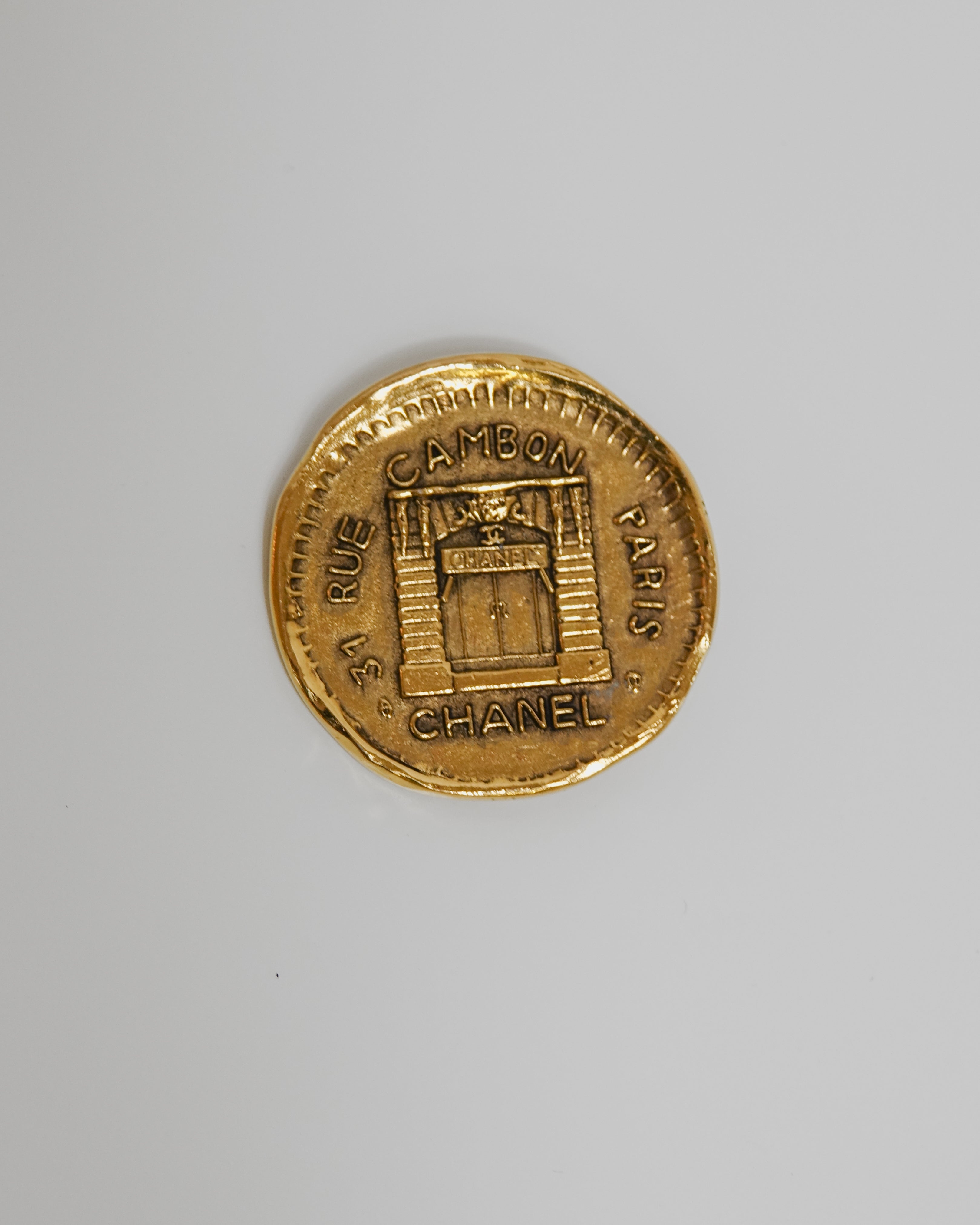 Chanel Broche ronde gold Lola Collective