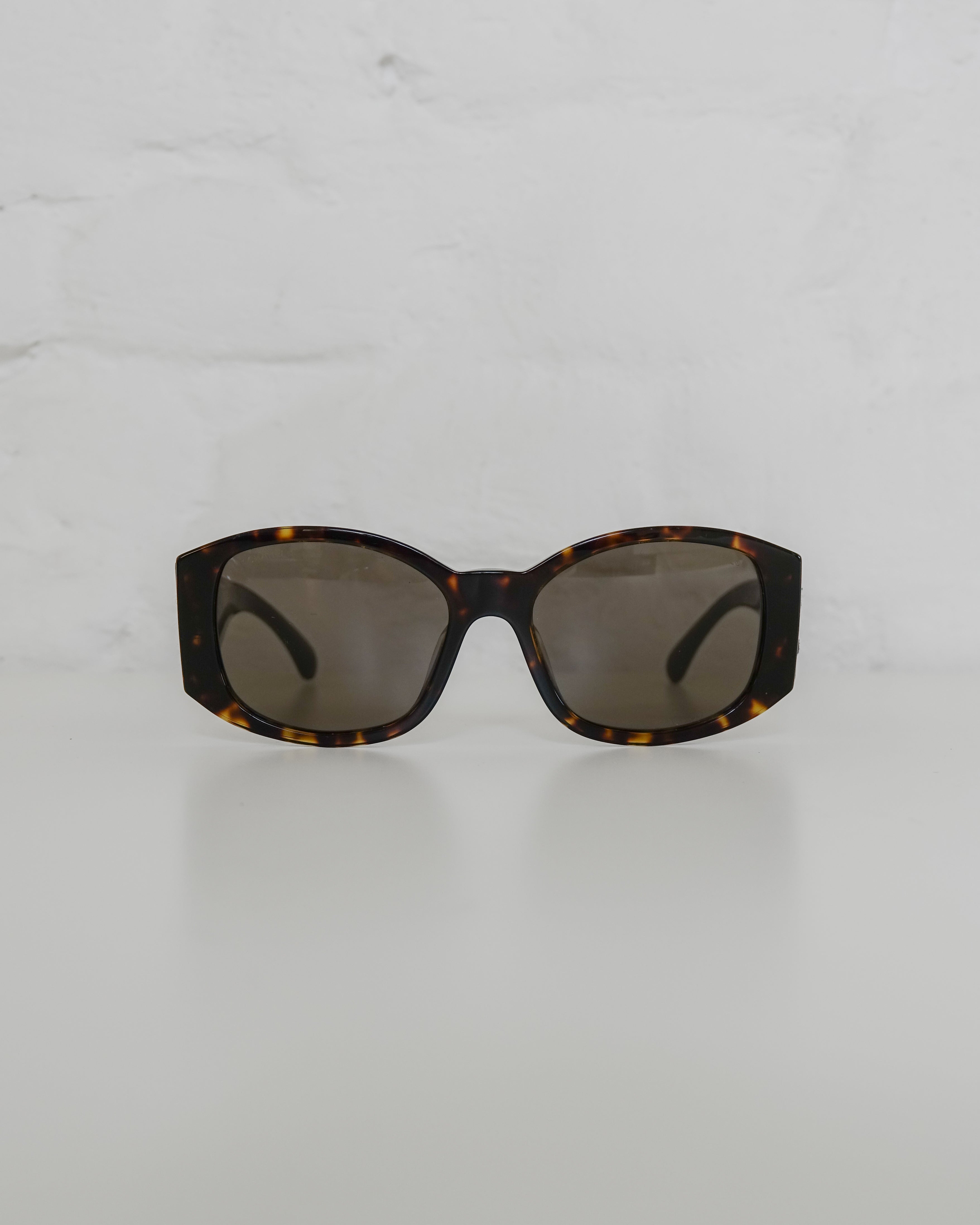 Chanel lunettes solaires rectangulaires Lola Collective