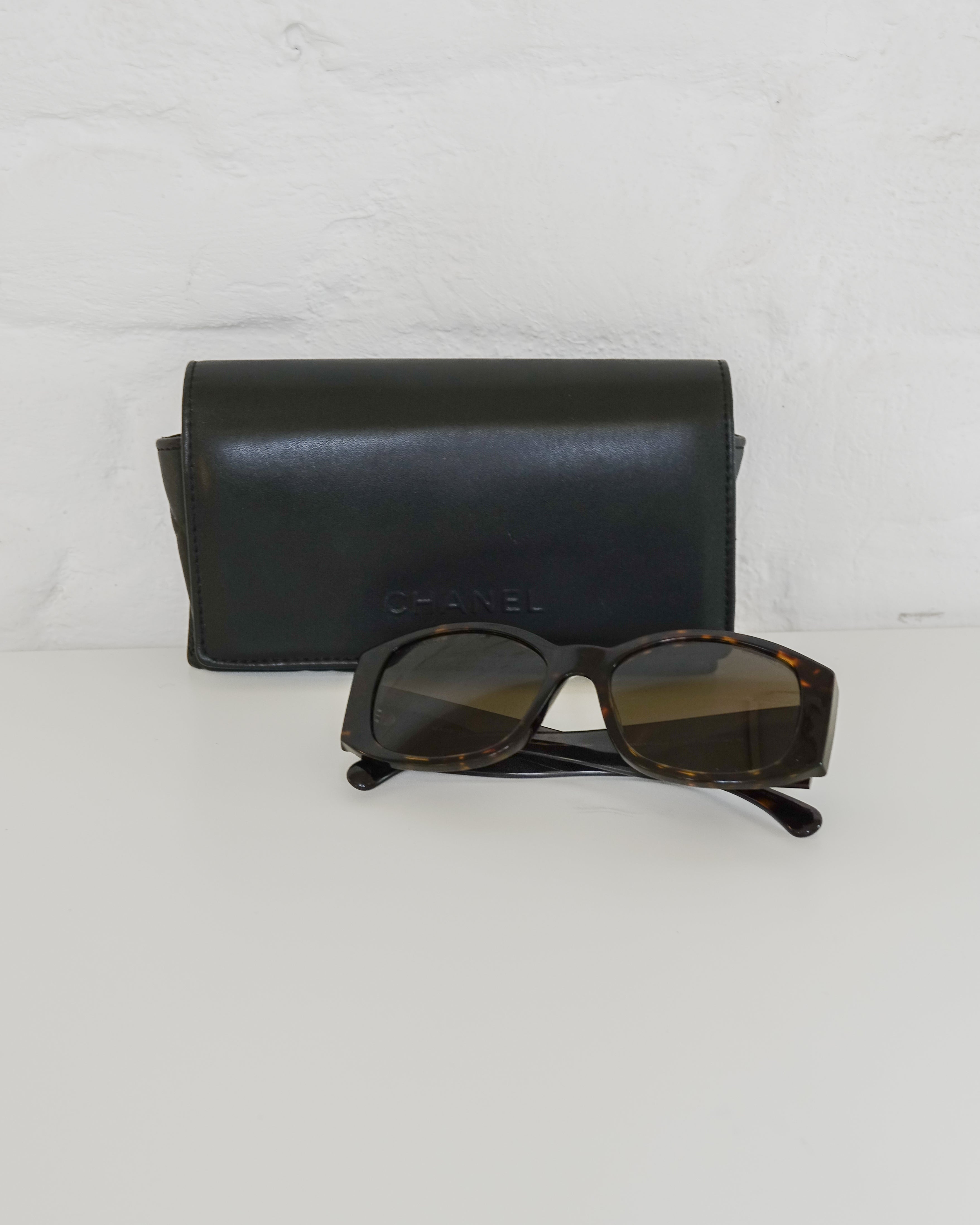 Chanel lunettes solaires rectangulaires Lola Collective