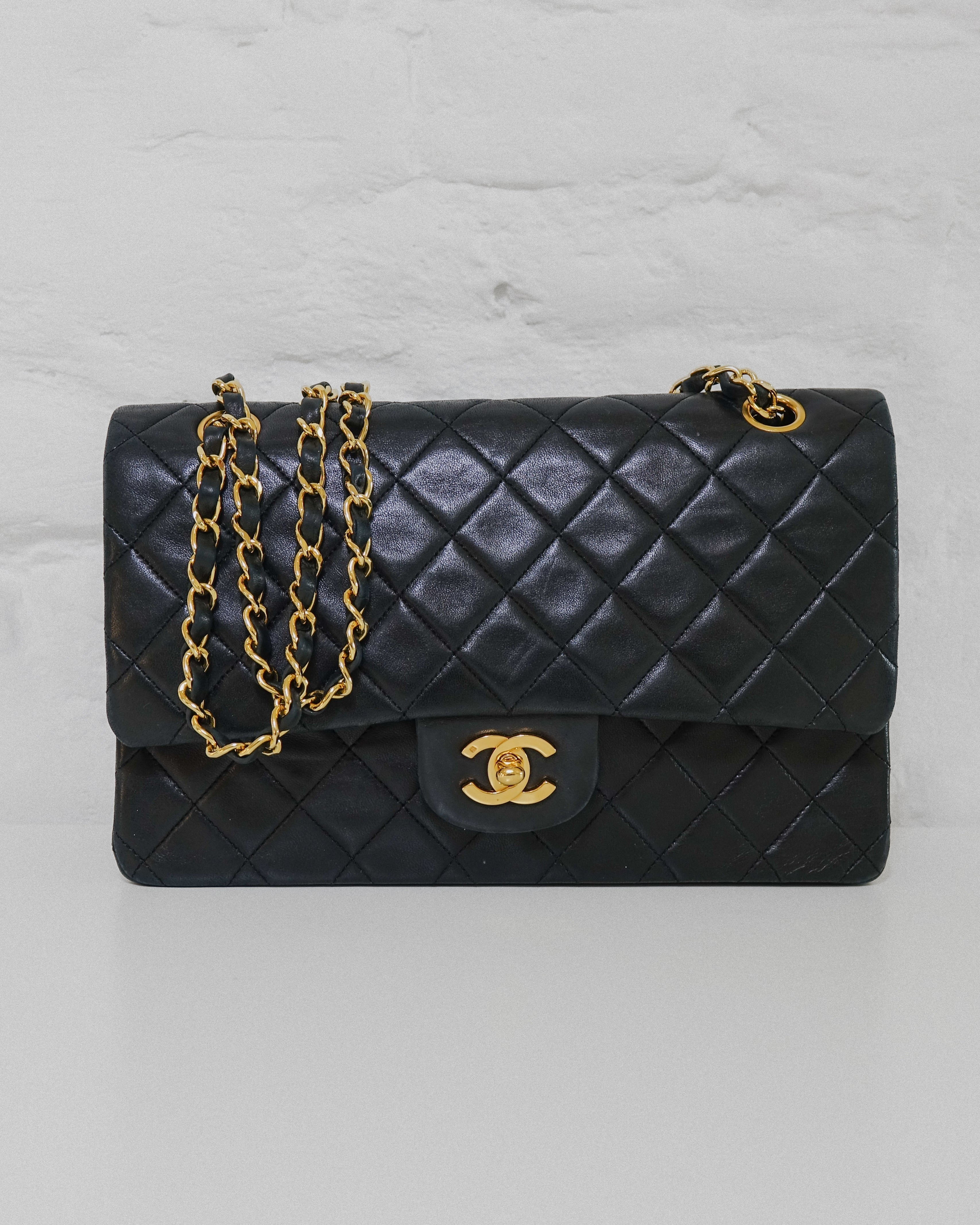 Chanel 11.12 Agneau noir et or Lola Collective