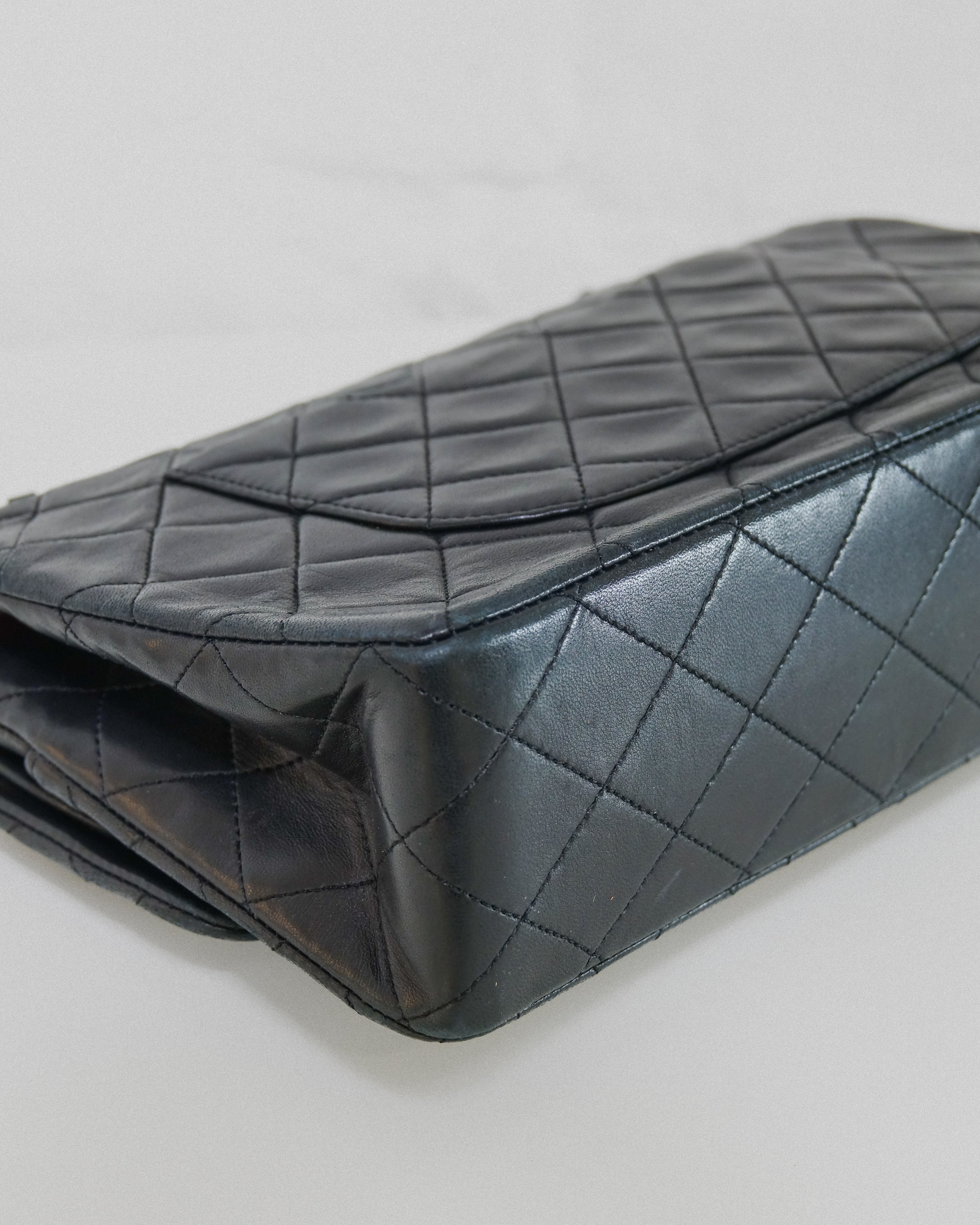 Chanel 11.12 Agneau noir et or Lola Collective