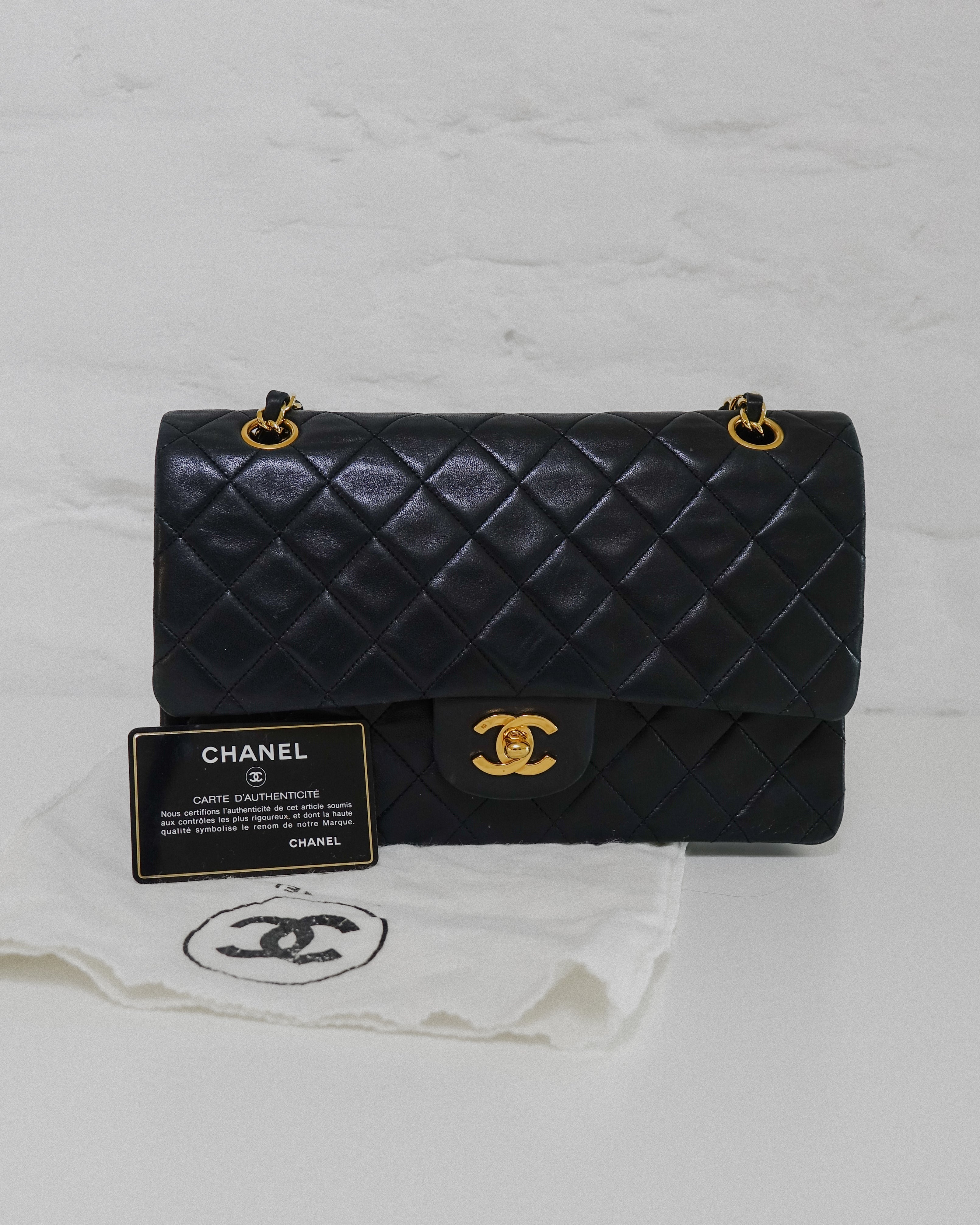 Chanel 11.12 Agneau noir et or Lola Collective
