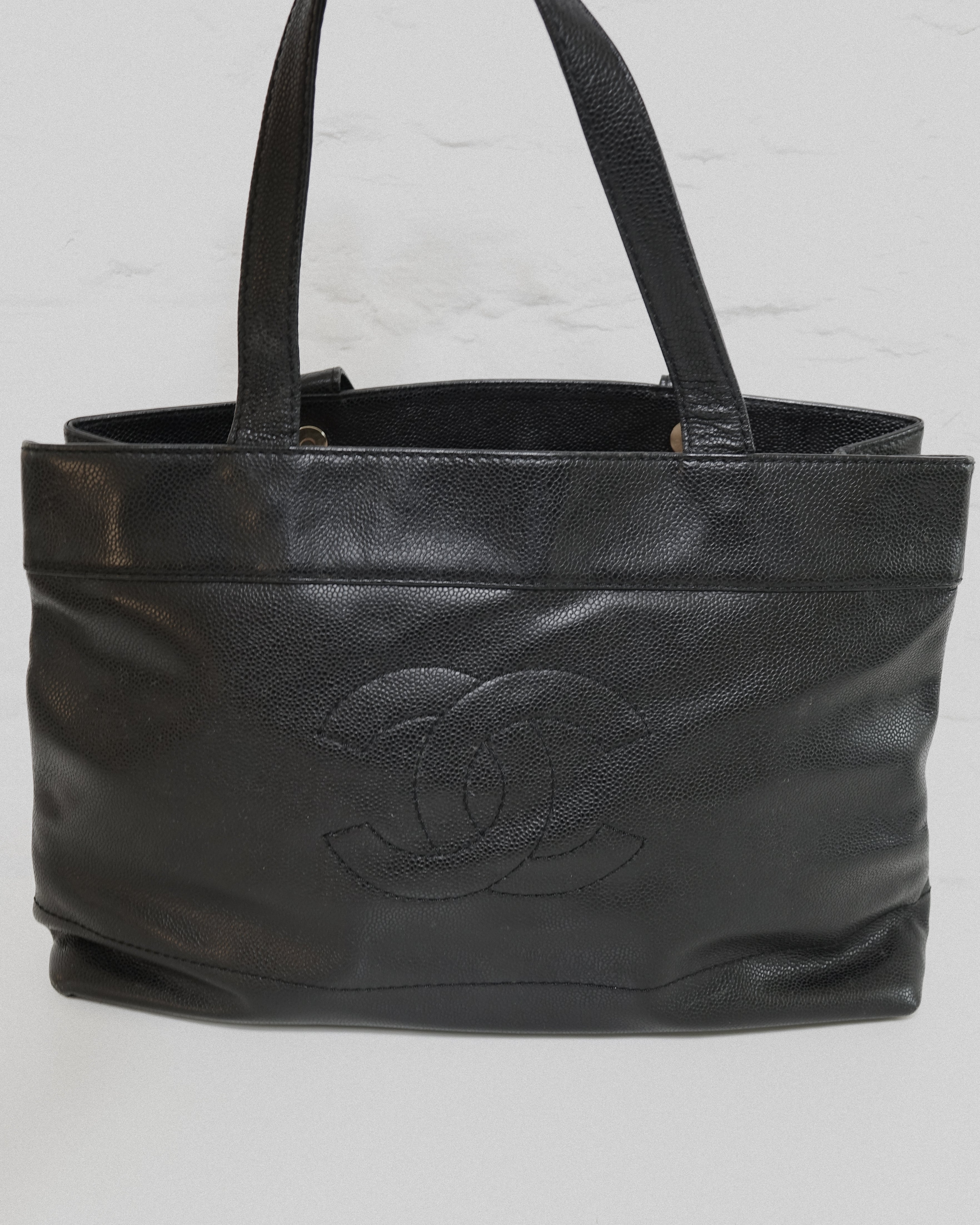 Chanel Sac cabas cuir caviar noir Lola collective