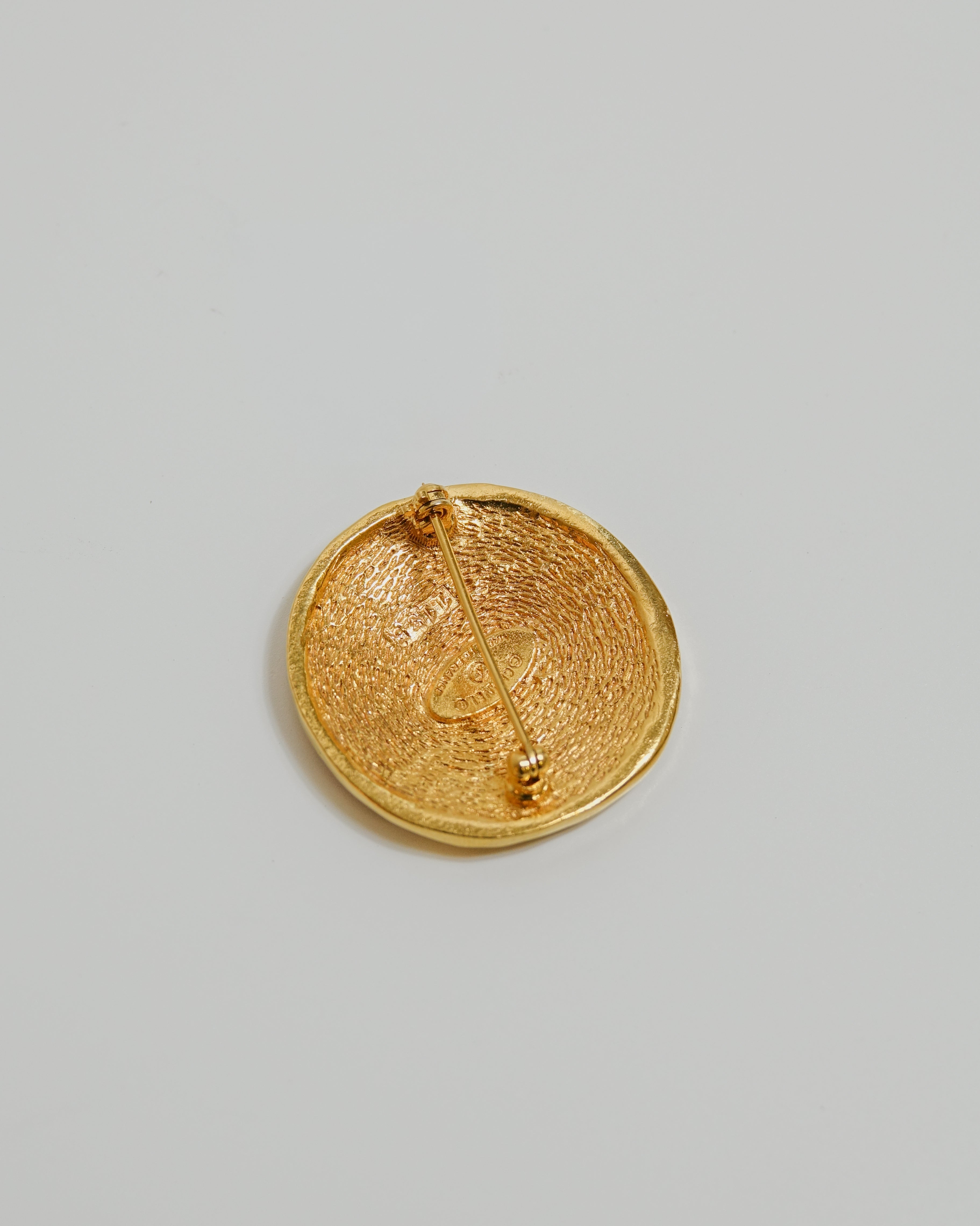 Broche Chanel 31 Rue Cambon Paris en métal doré Lola Collective