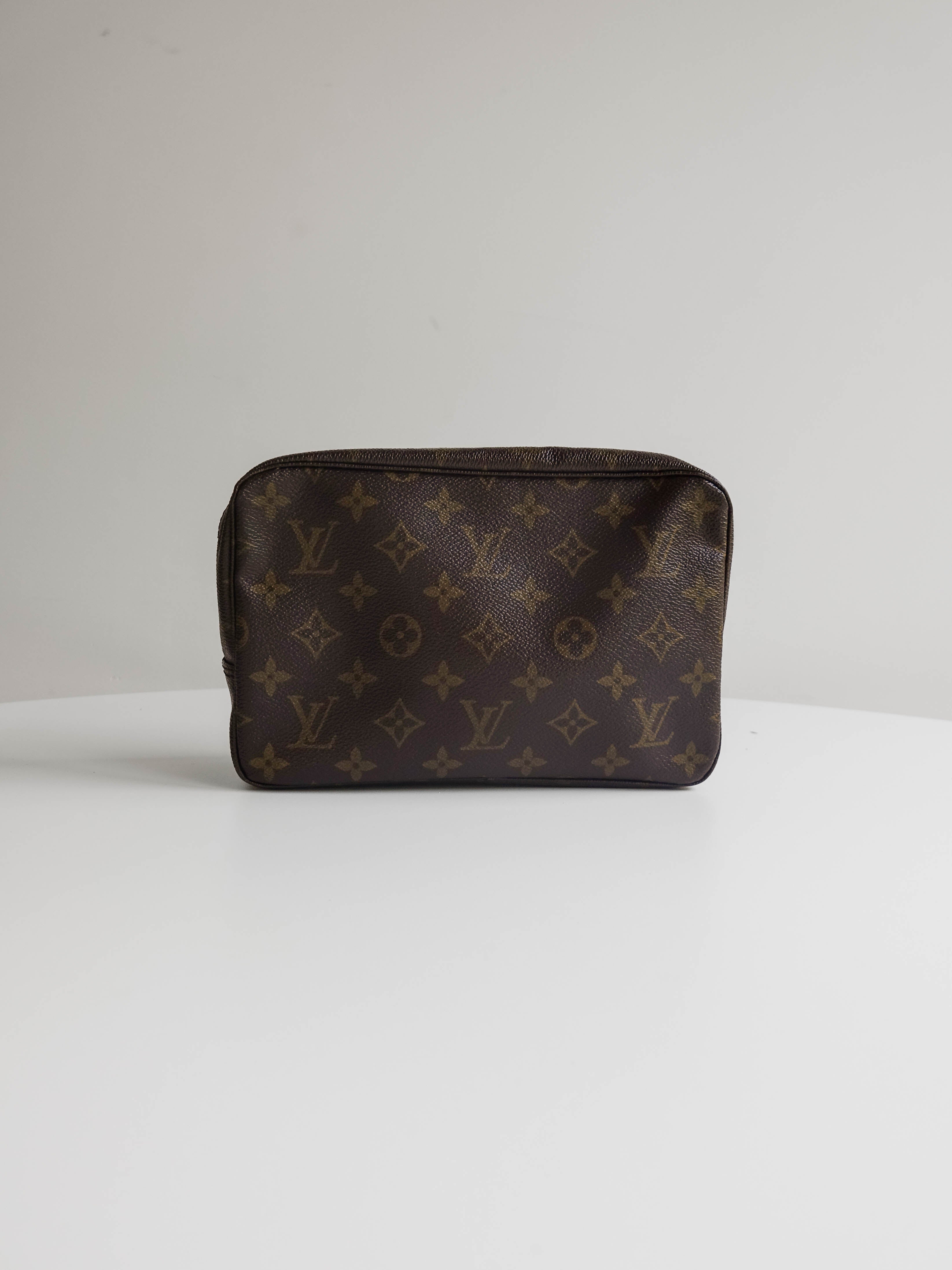 Trousse LOUIS VUITTON Monogram Toilette 23 Lola Collective