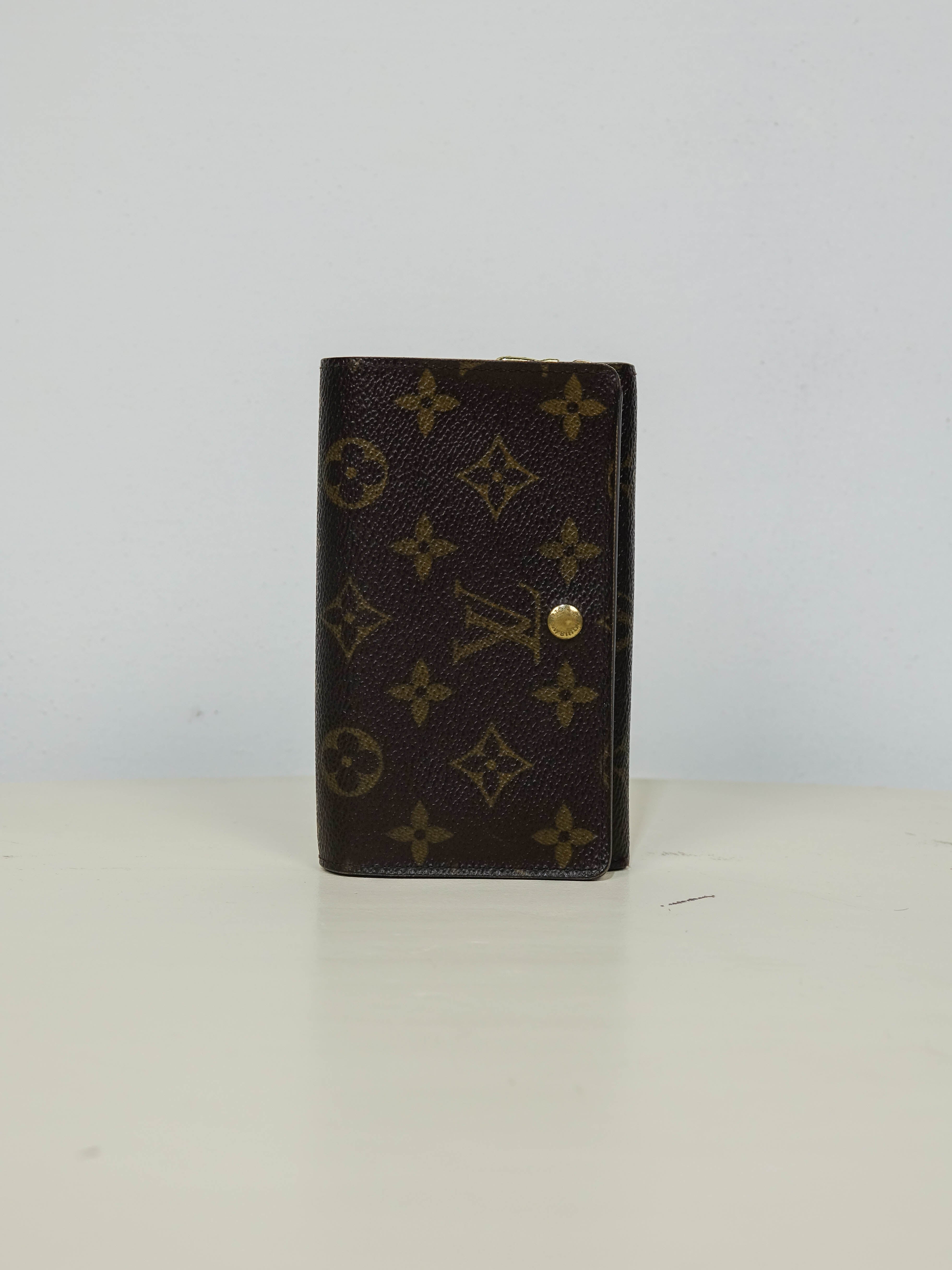 AG0825_22 Louis Vuitton portefeuille monogram bifold Lola Collective