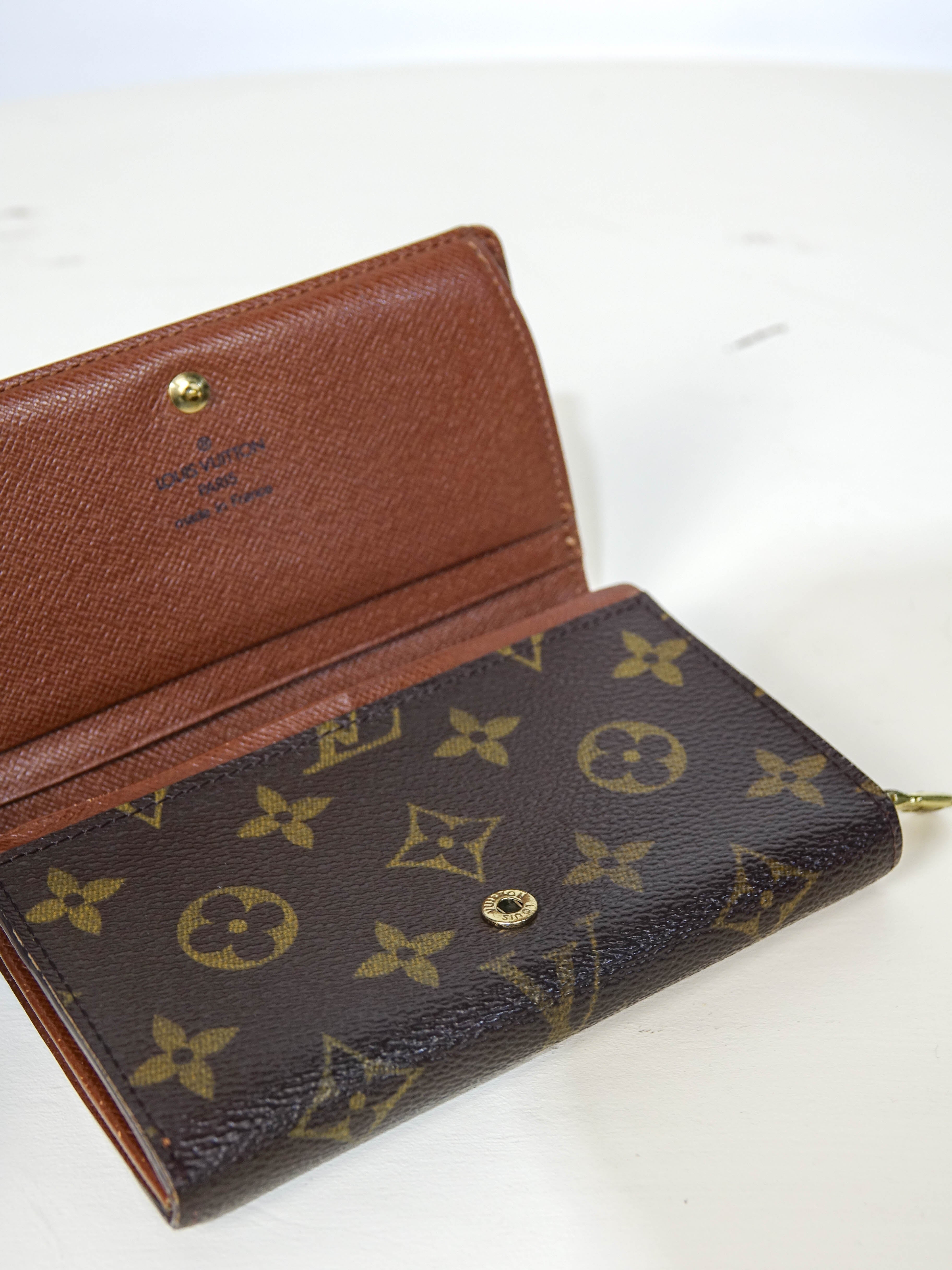 AG0825_22 Louis Vuitton portefeuille monogram bifold Lola Collective