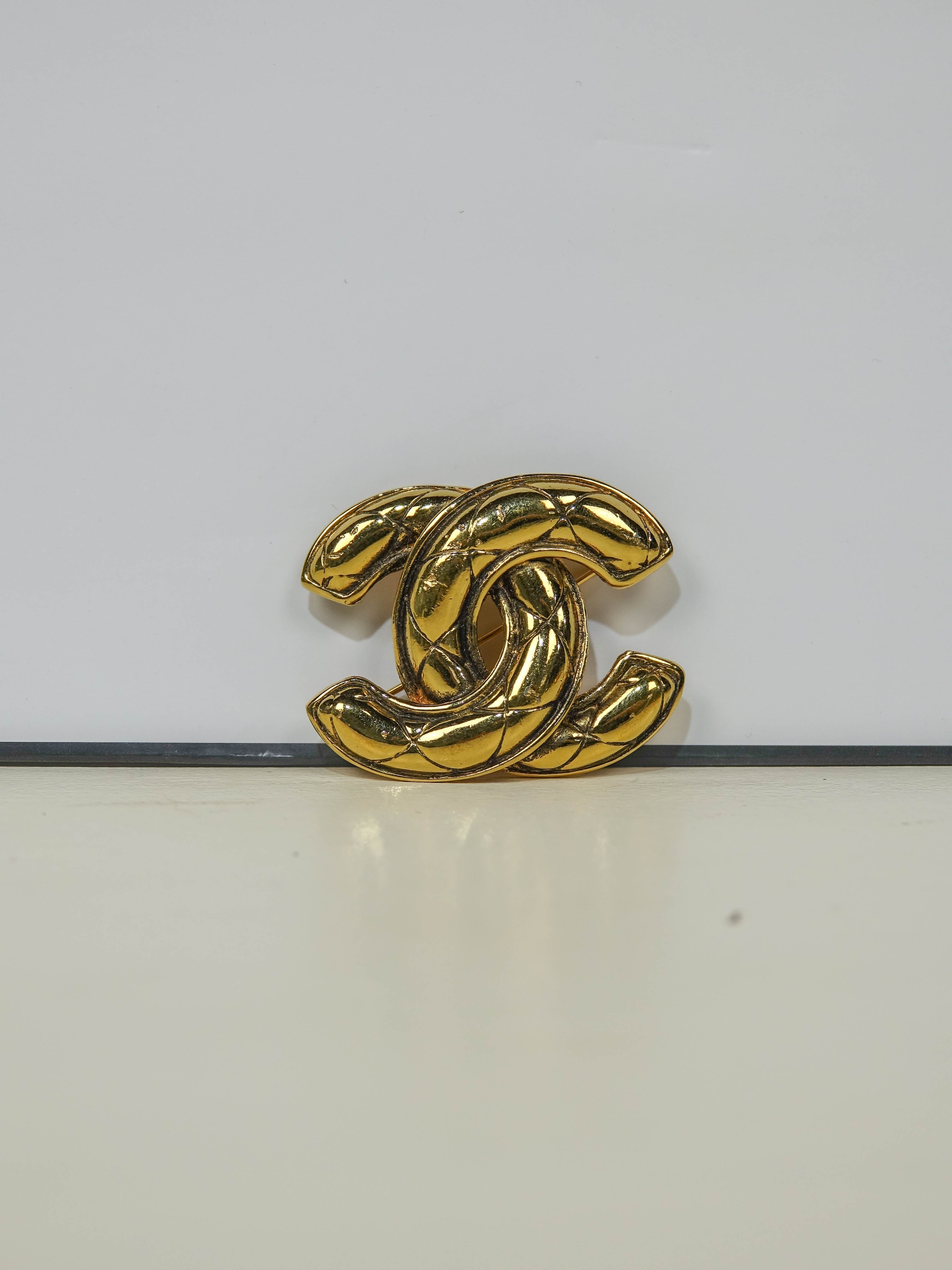 Chanel Broche ronde gold Double C Lola Collective