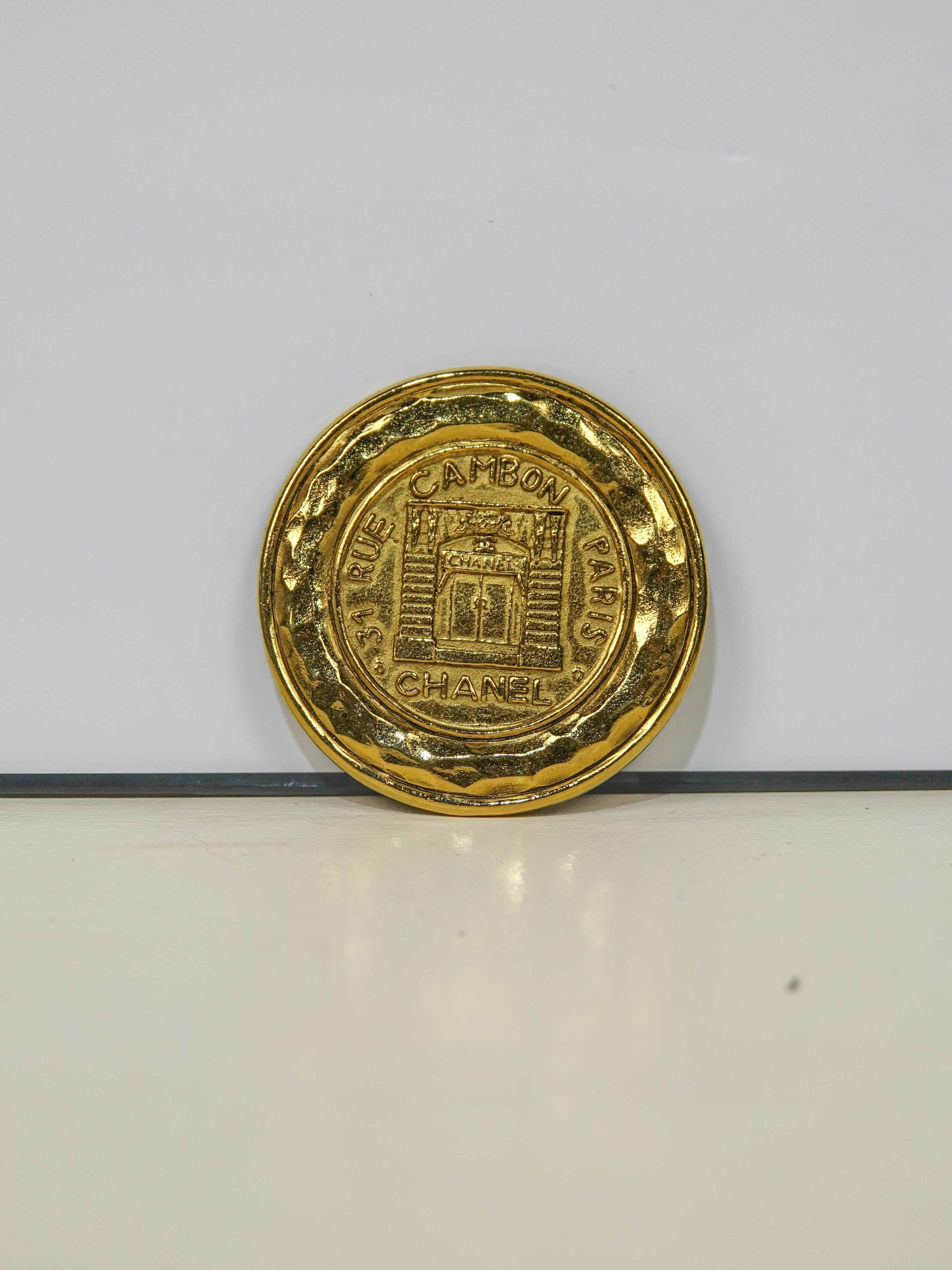 Chanel Broche ronde gold Lola Collective