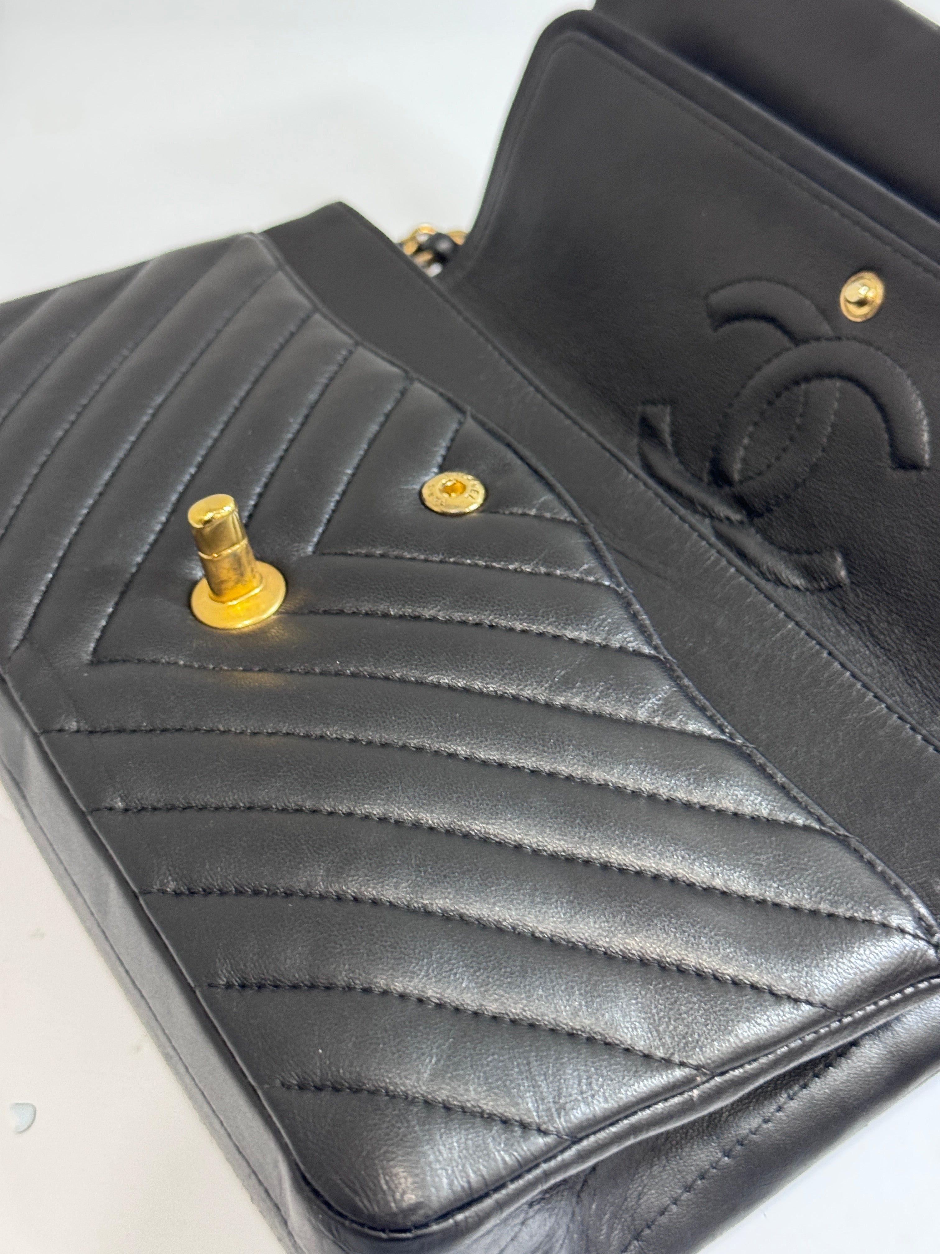 AG0326-33 Chanel Classic chevron medium agneau noir Lola Collective