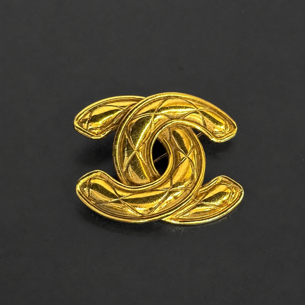 Chanel Broche double C 24K Lola Collective