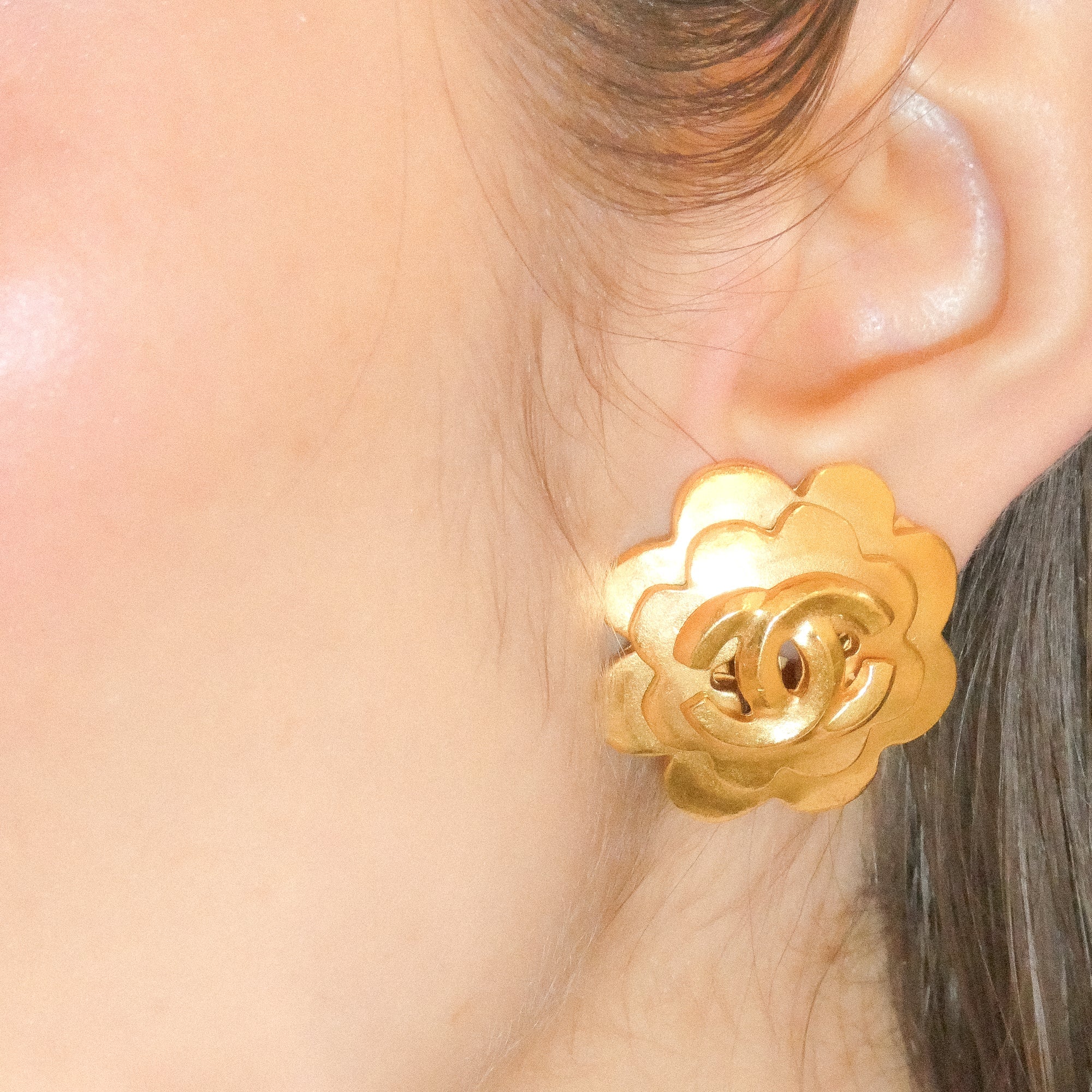 Chanel Boucles d’oreilles Camélia CC — Plaqué or 24K Lola Collective
