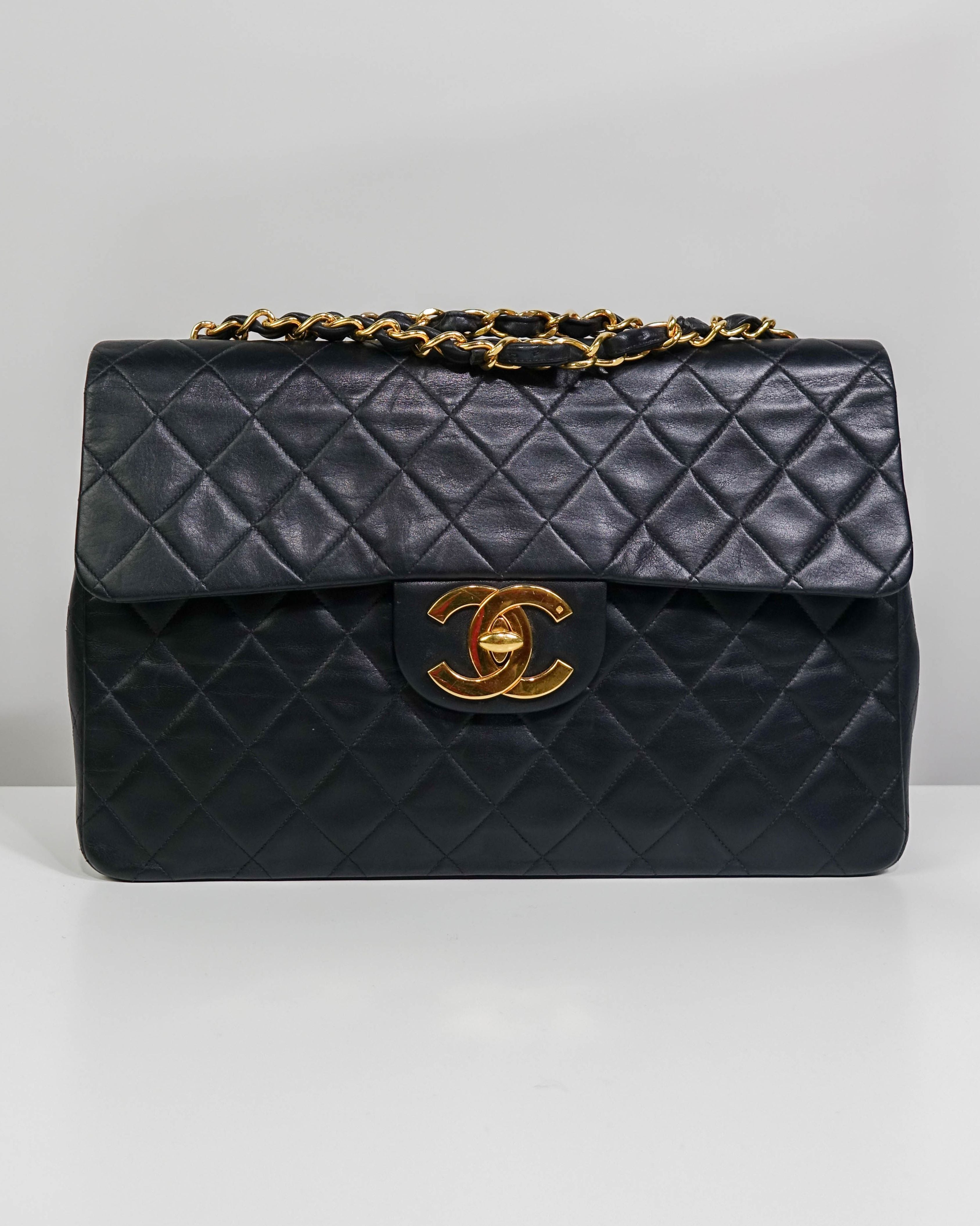 Sac Classic Timeless Chanel en cuir d'agneau - Noir Lola Collective